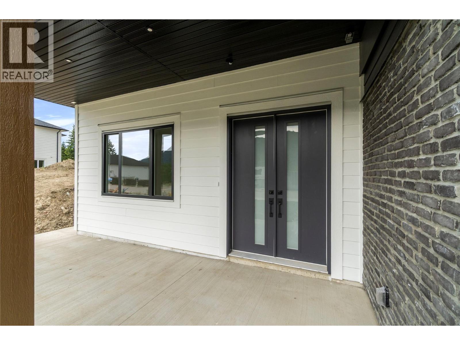 6841 42 Street Ne Property Photo 5