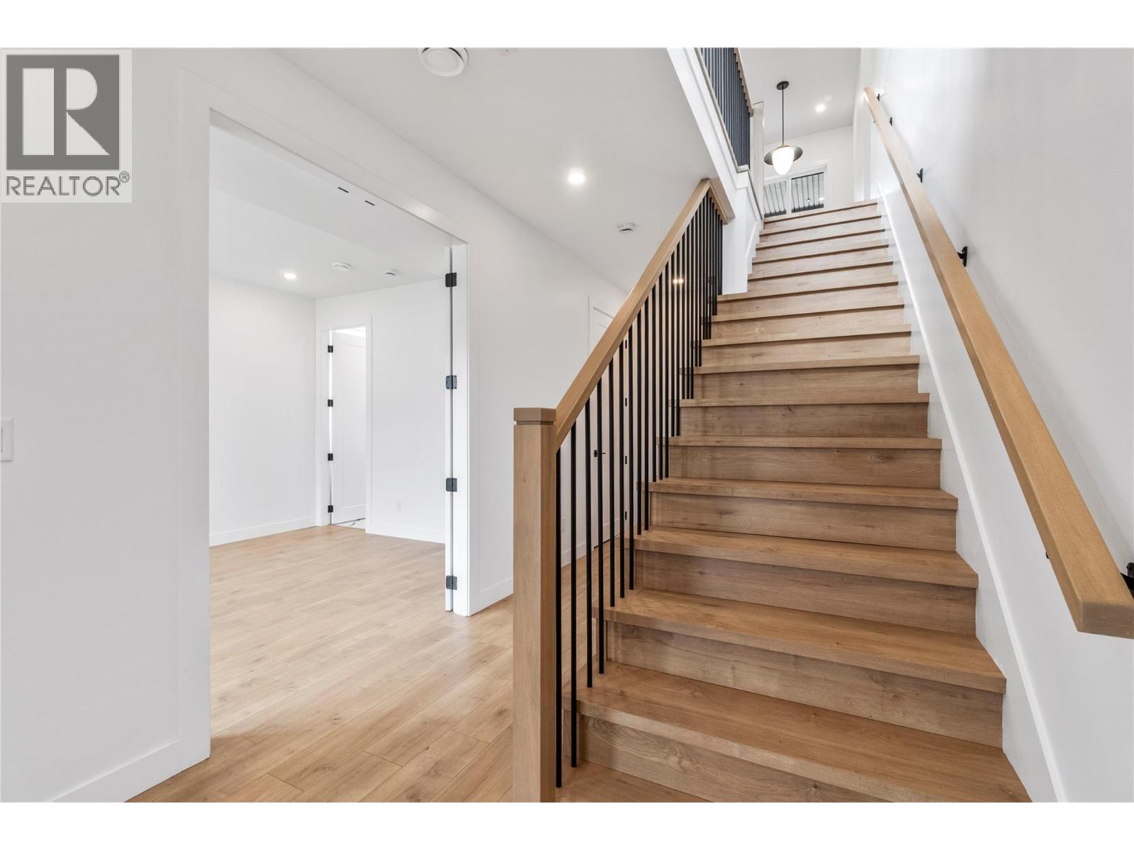6841 42 Street Ne Property Photo 6