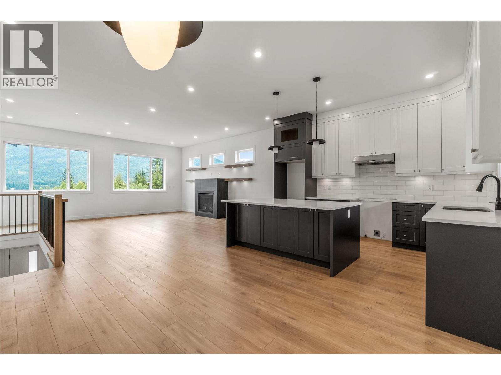 6841 42 Street Ne Property Photo 7