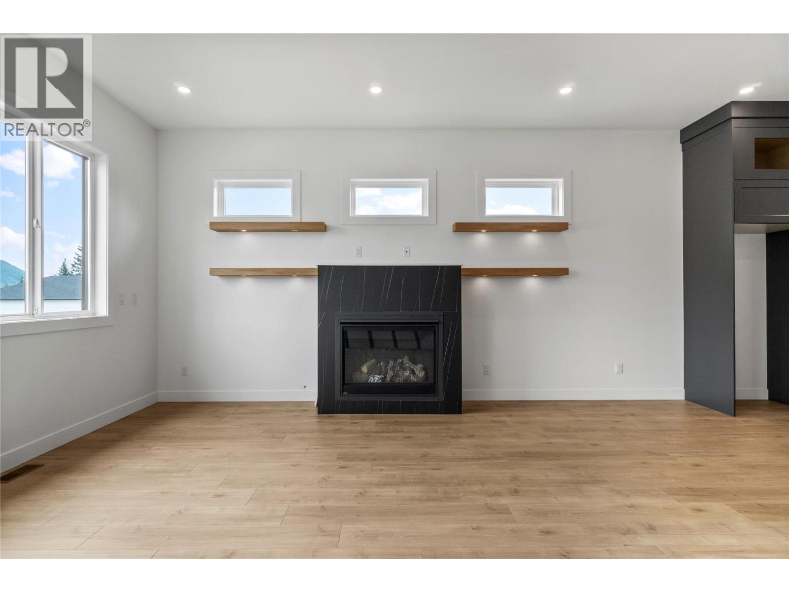 6841 42 Street Ne Property Photo 10