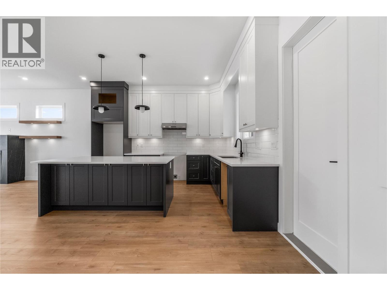 6841 42 Street Ne Property Photo 16