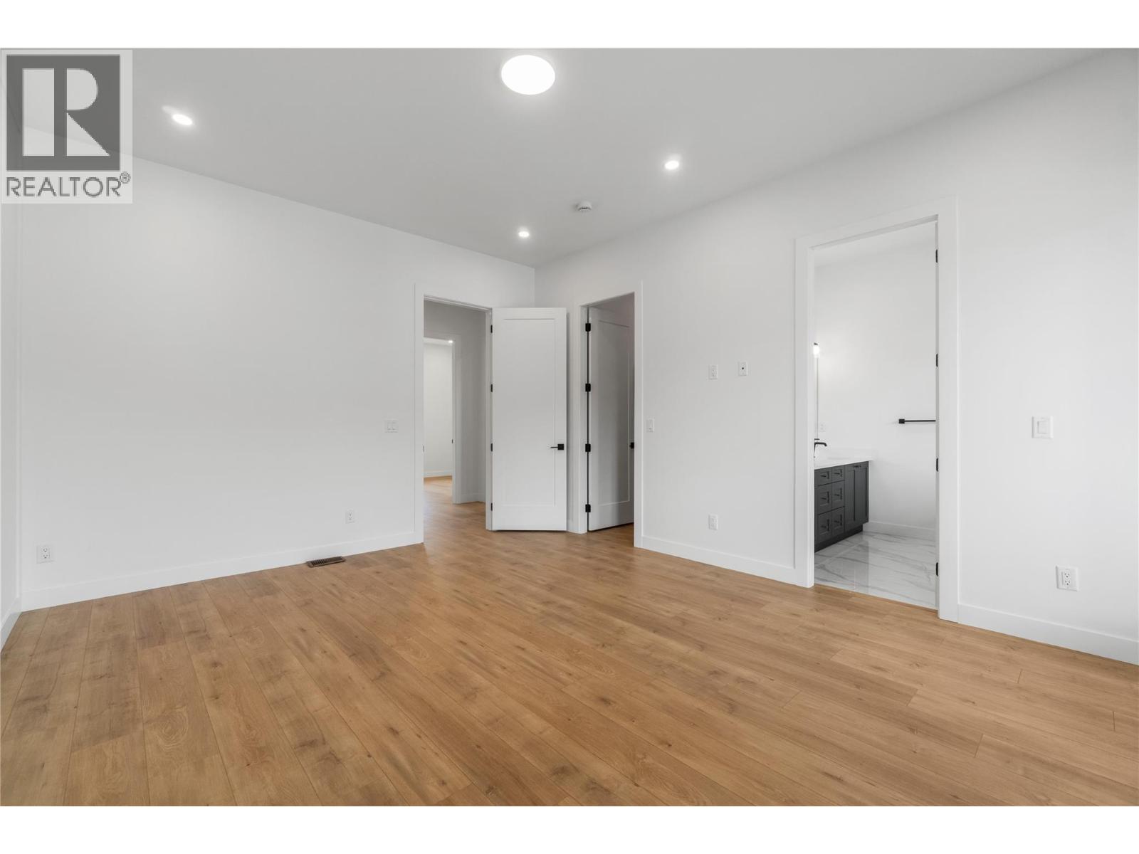 6841 42 Street Ne Property Photo 24