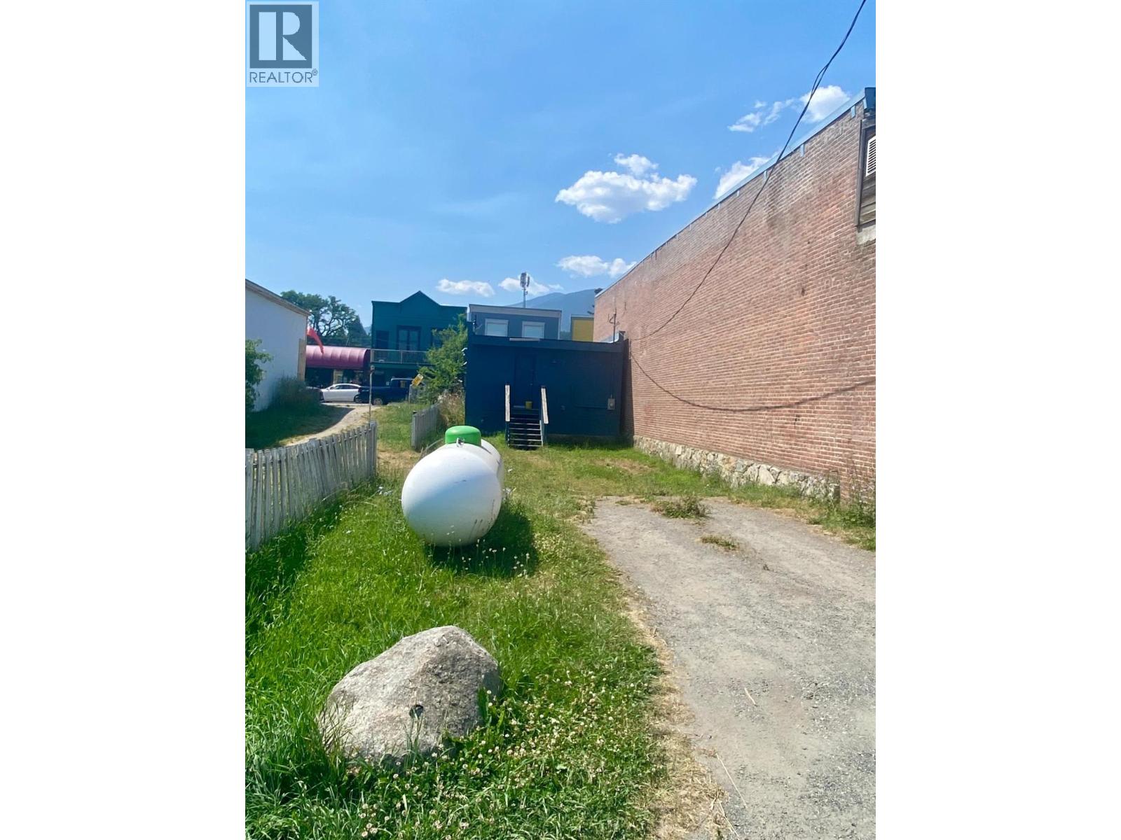 420 Front Street Property Photo 4