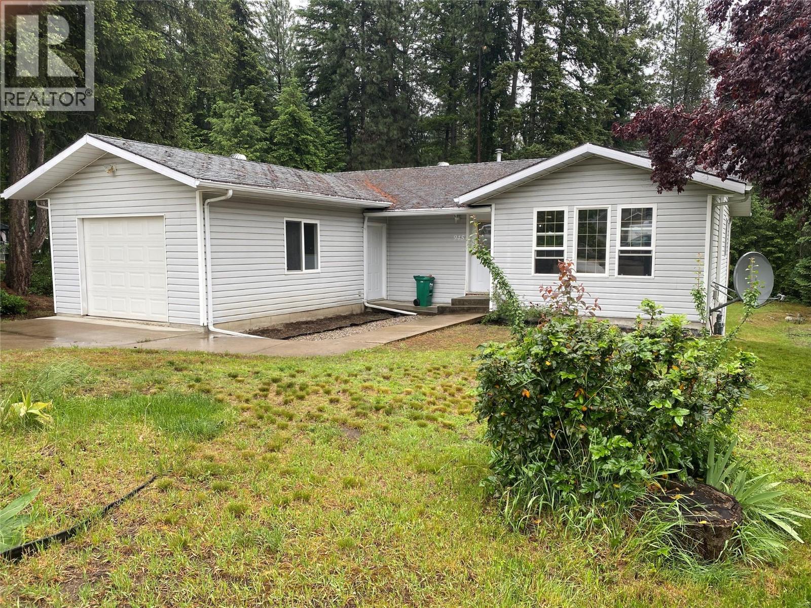 945 Pine Crescent Property Photo 1