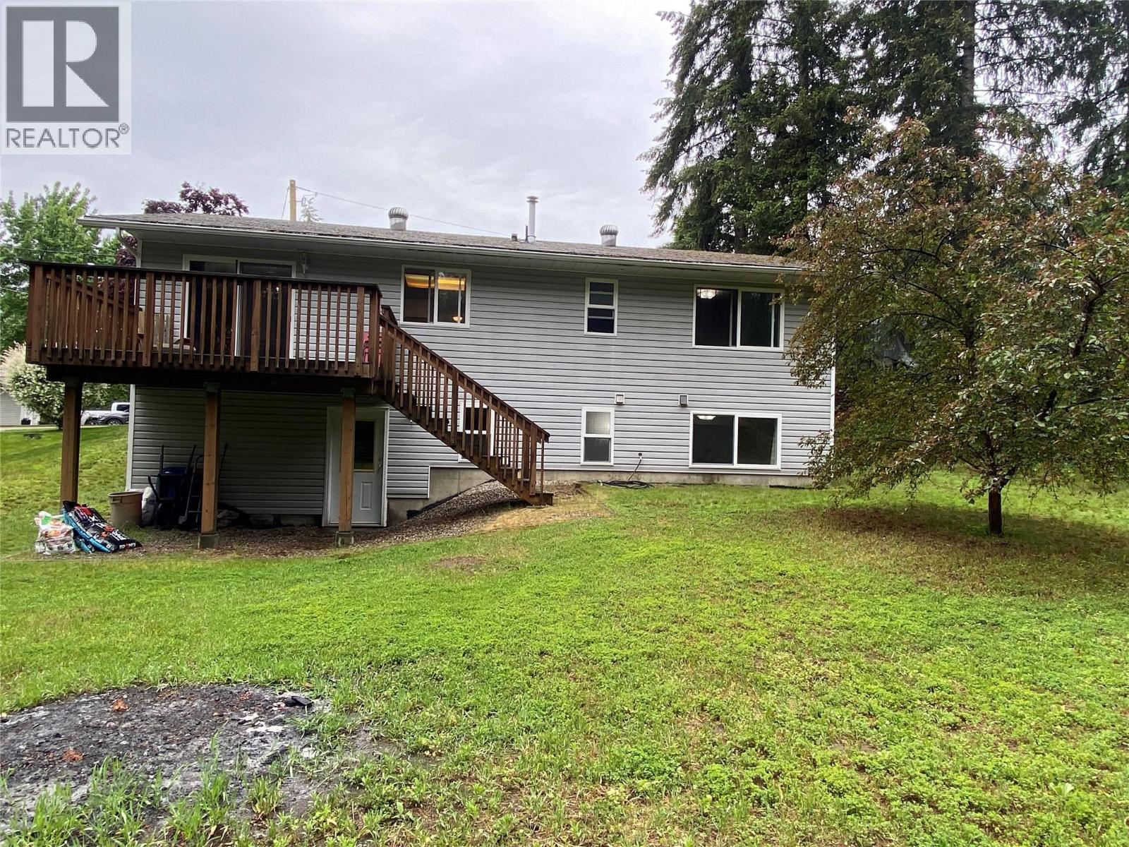 945 Pine Crescent Property Photo 2