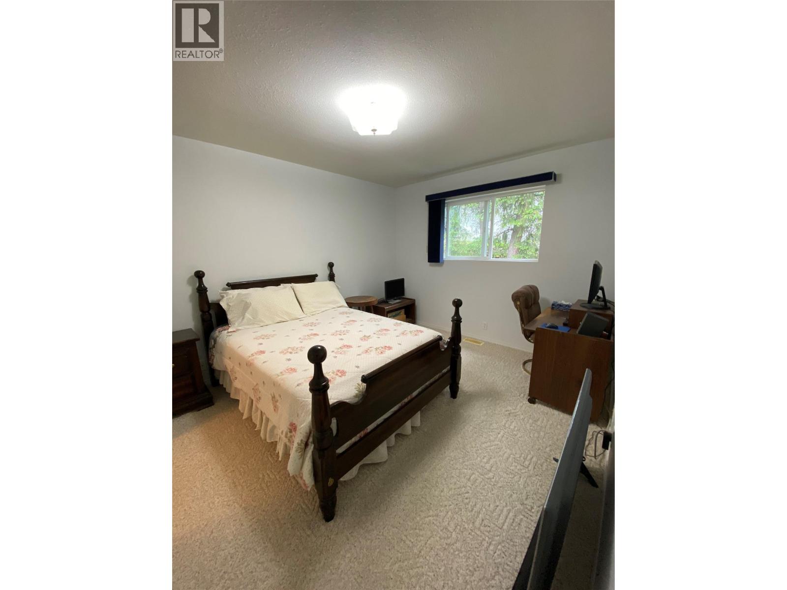 945 Pine Crescent Property Photo 7