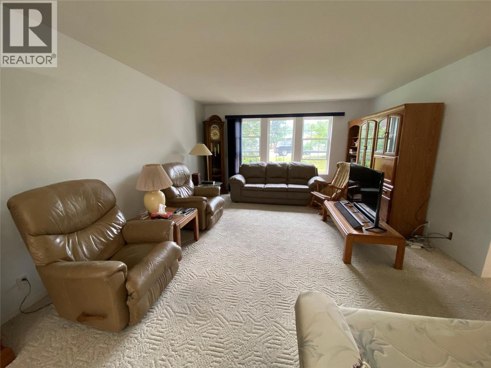 945 Pine Crescent Property Photo 11