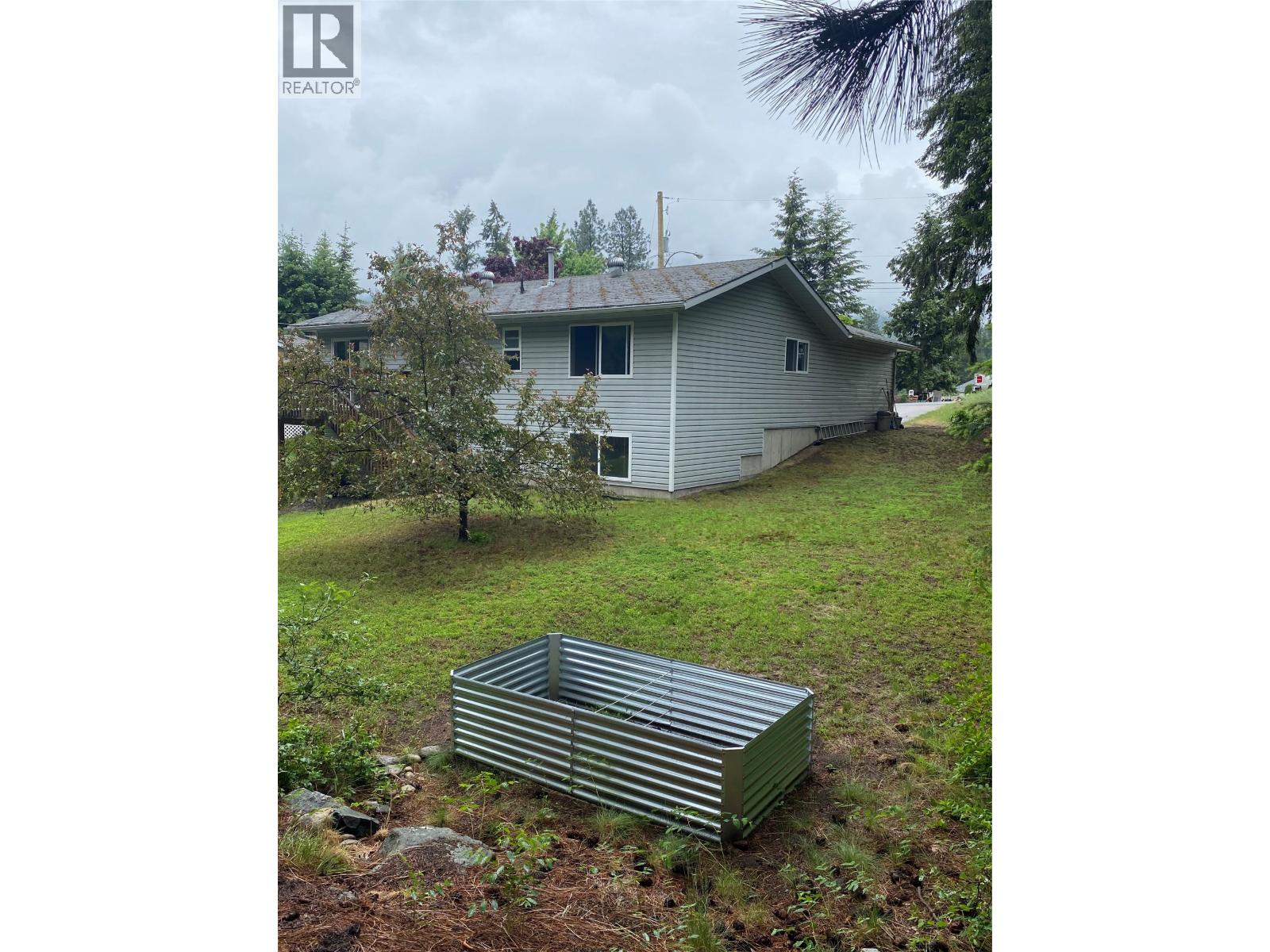 945 Pine Crescent Property Photo 40