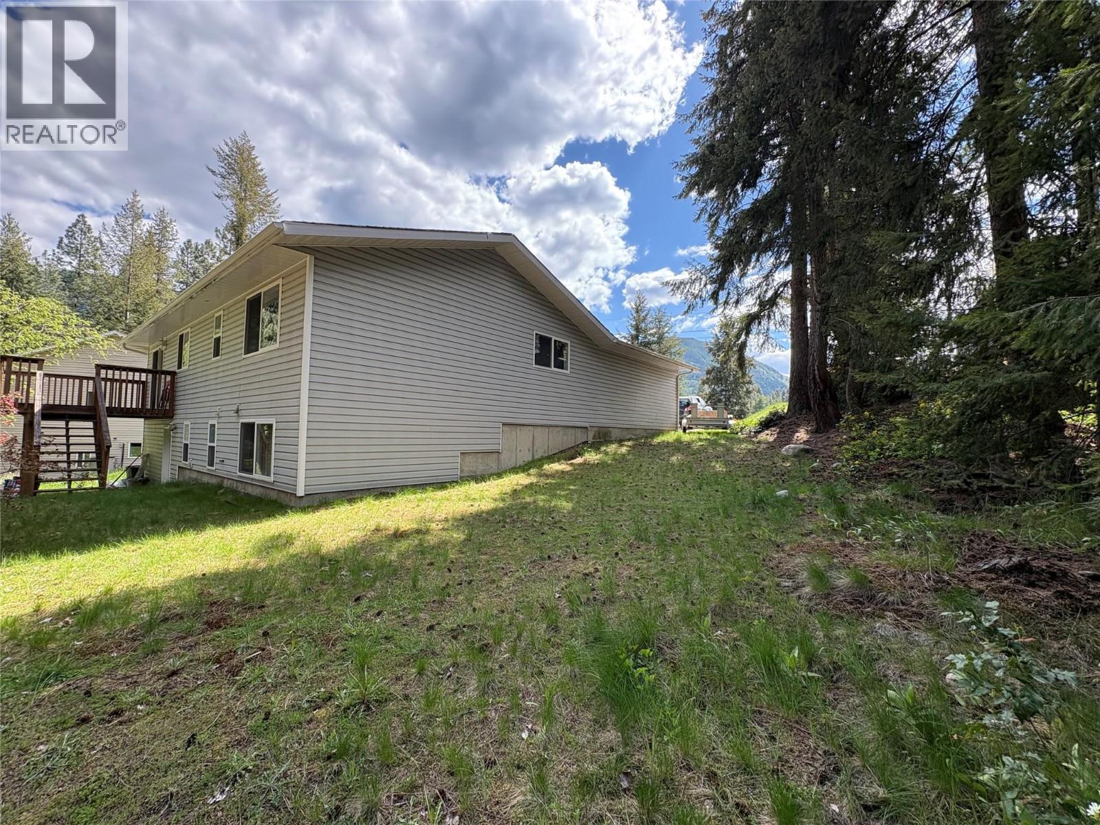 945 Pine Crescent Property Photo 44