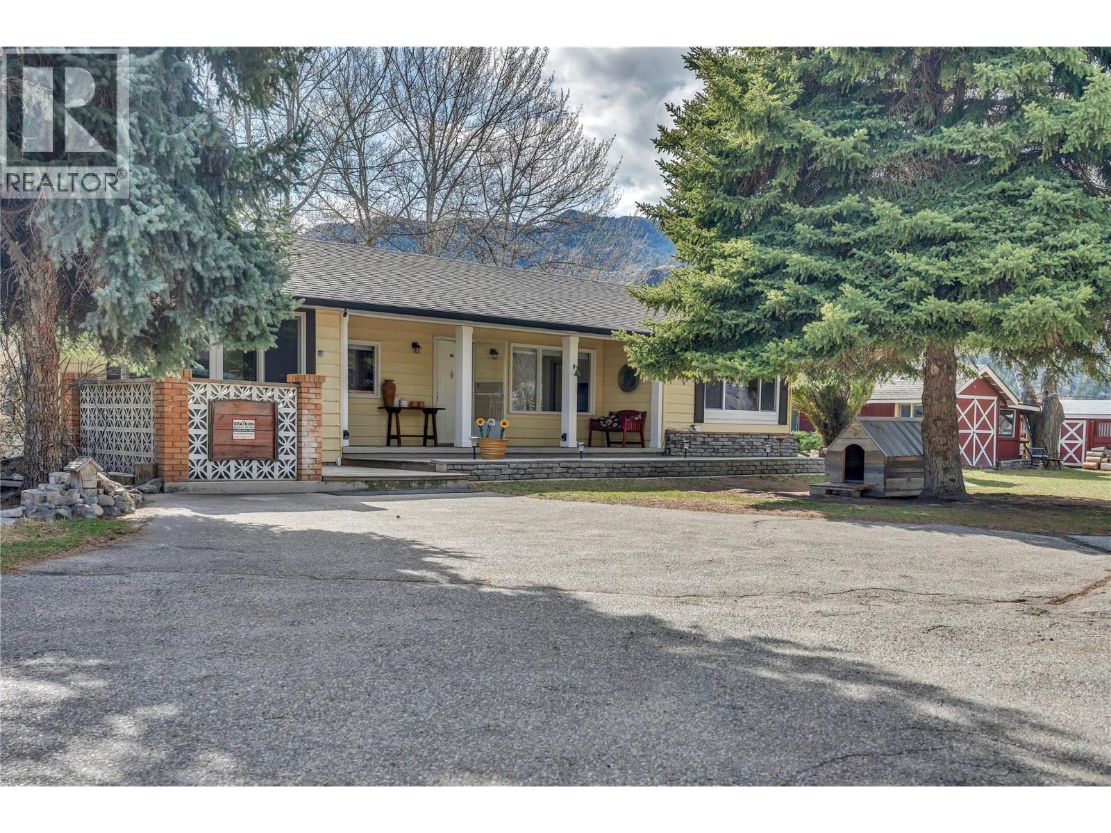 212 Carr Crescent Property Photo 2
