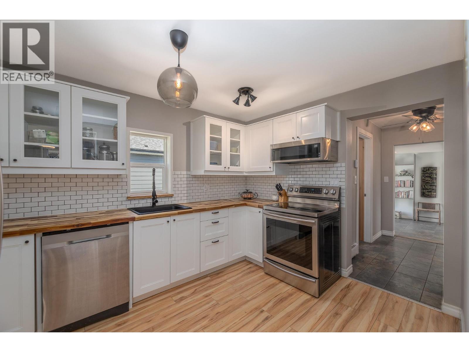 430 6th Avenue Property Photo 14