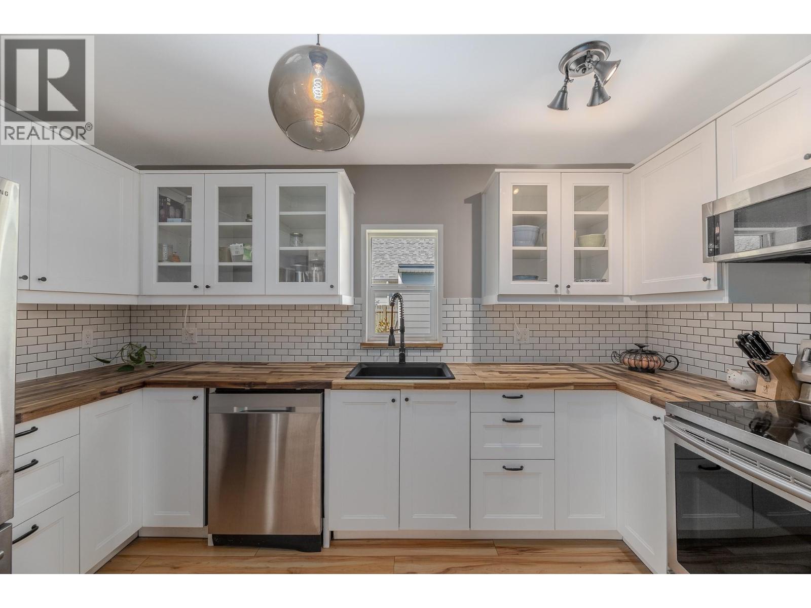 430 6th Avenue Property Photo 15