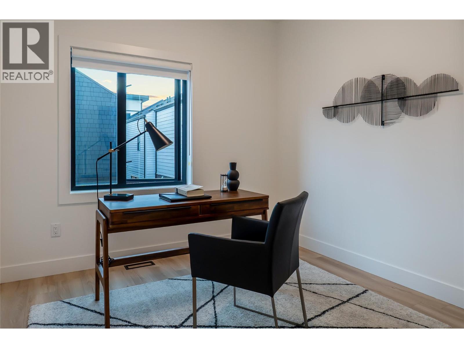 921 Borden Avenue Property Photo 13