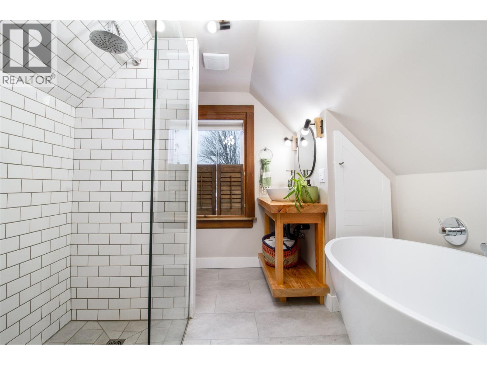 409 Third Street E Property Photo 14
