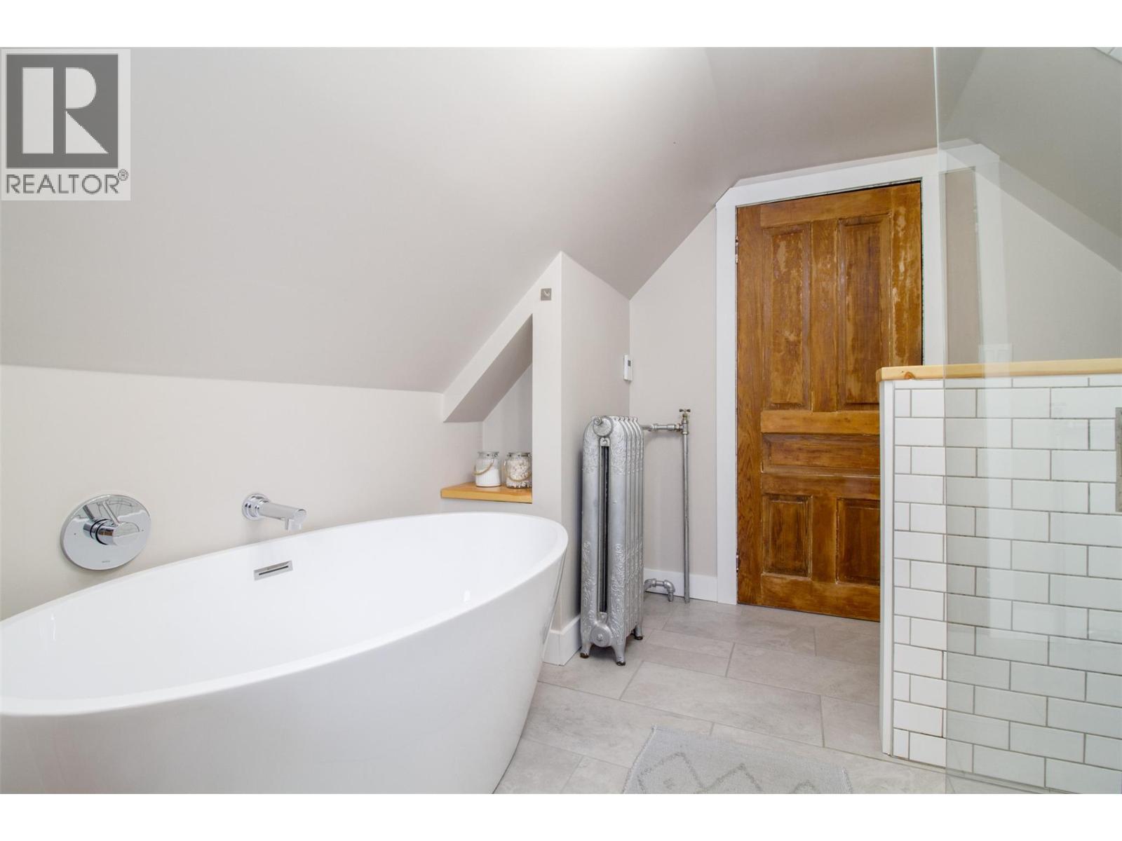 409 Third Street E Property Photo 15