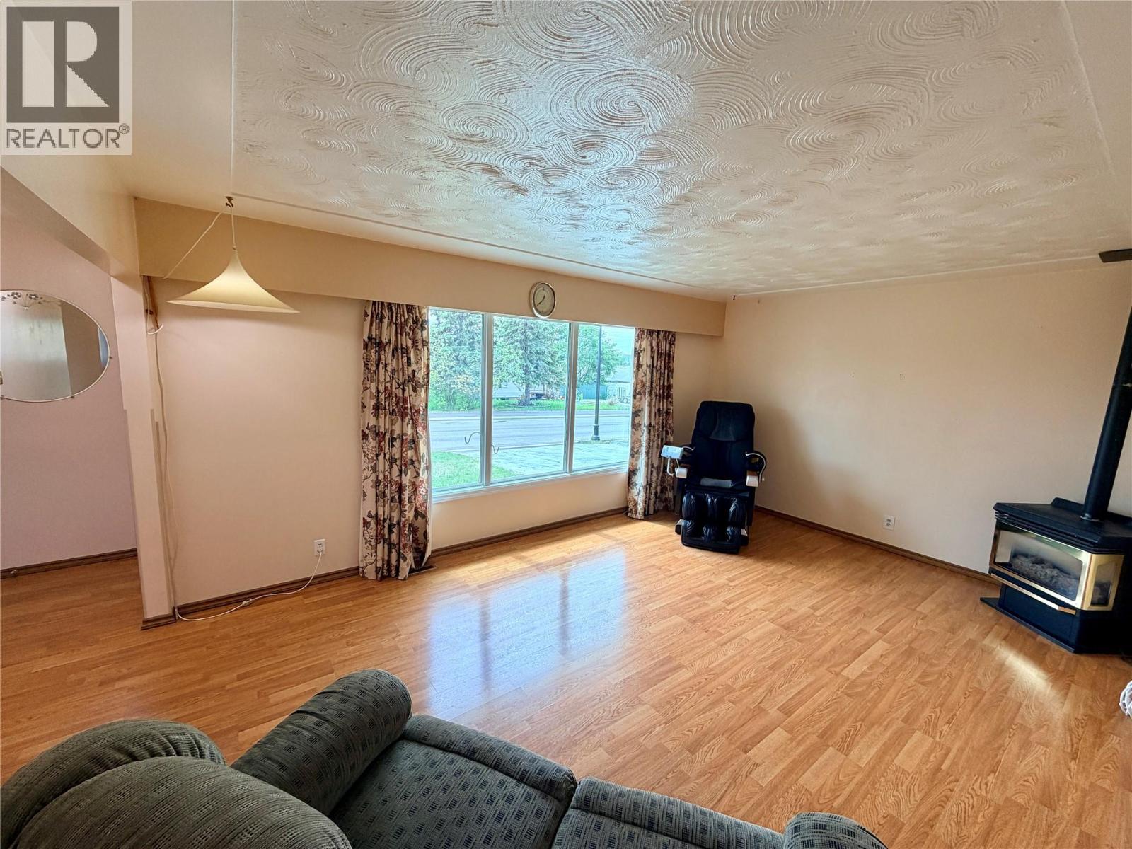 1008 95 Avenue Property Photo 2