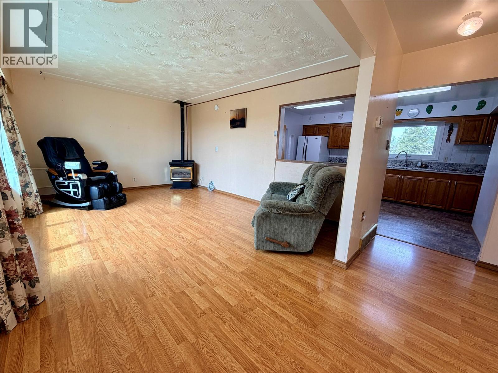 1008 95 Avenue Property Photo 3