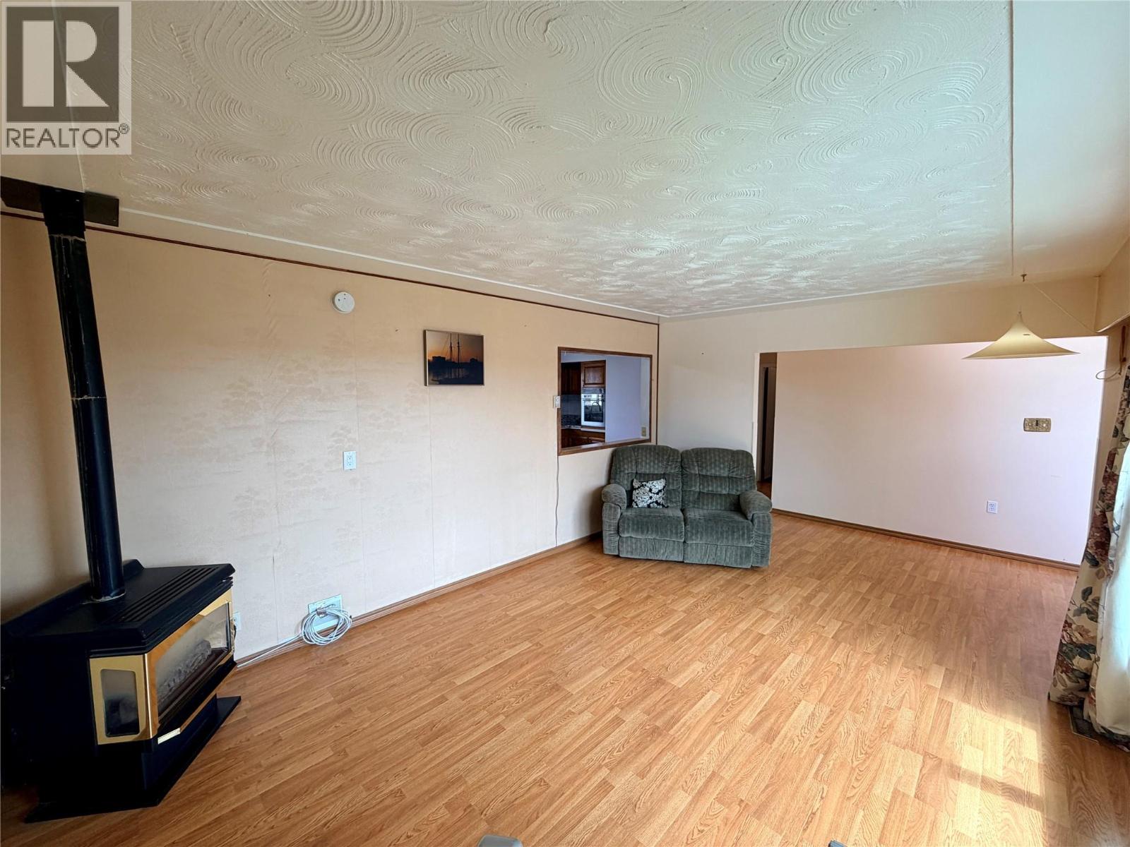 1008 95 Avenue Property Photo 4
