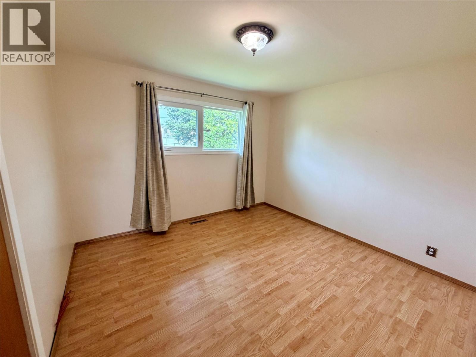 1008 95 Avenue Property Photo 6