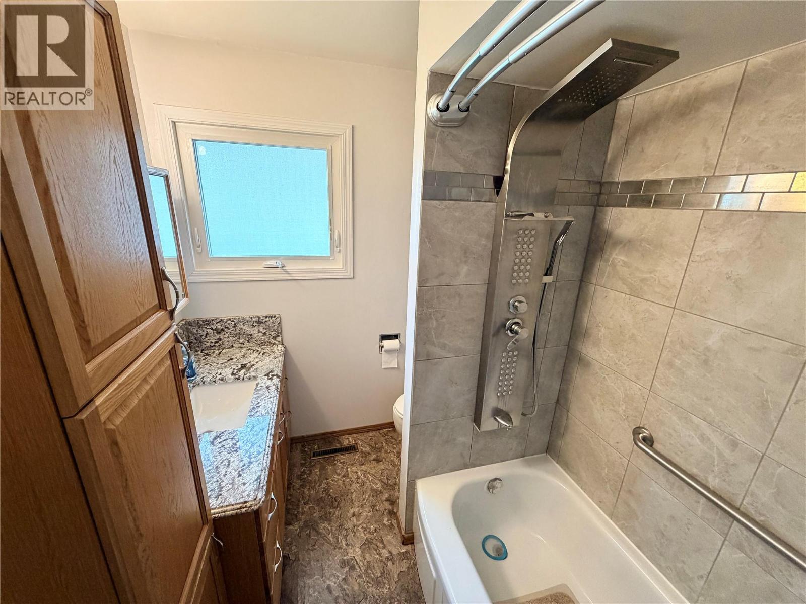 1008 95 Avenue Property Photo 8