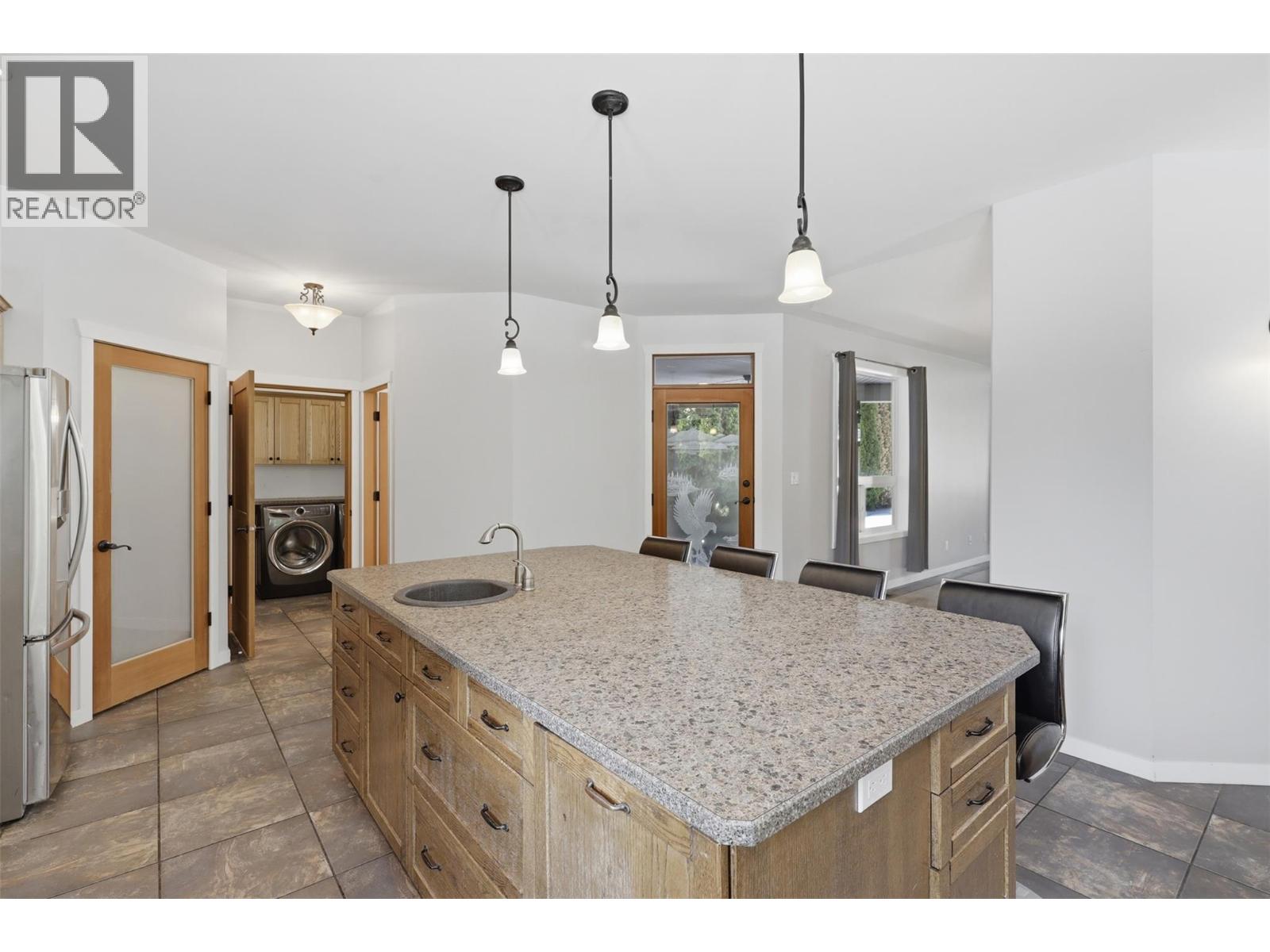 876 Serle Road Property Photo 12