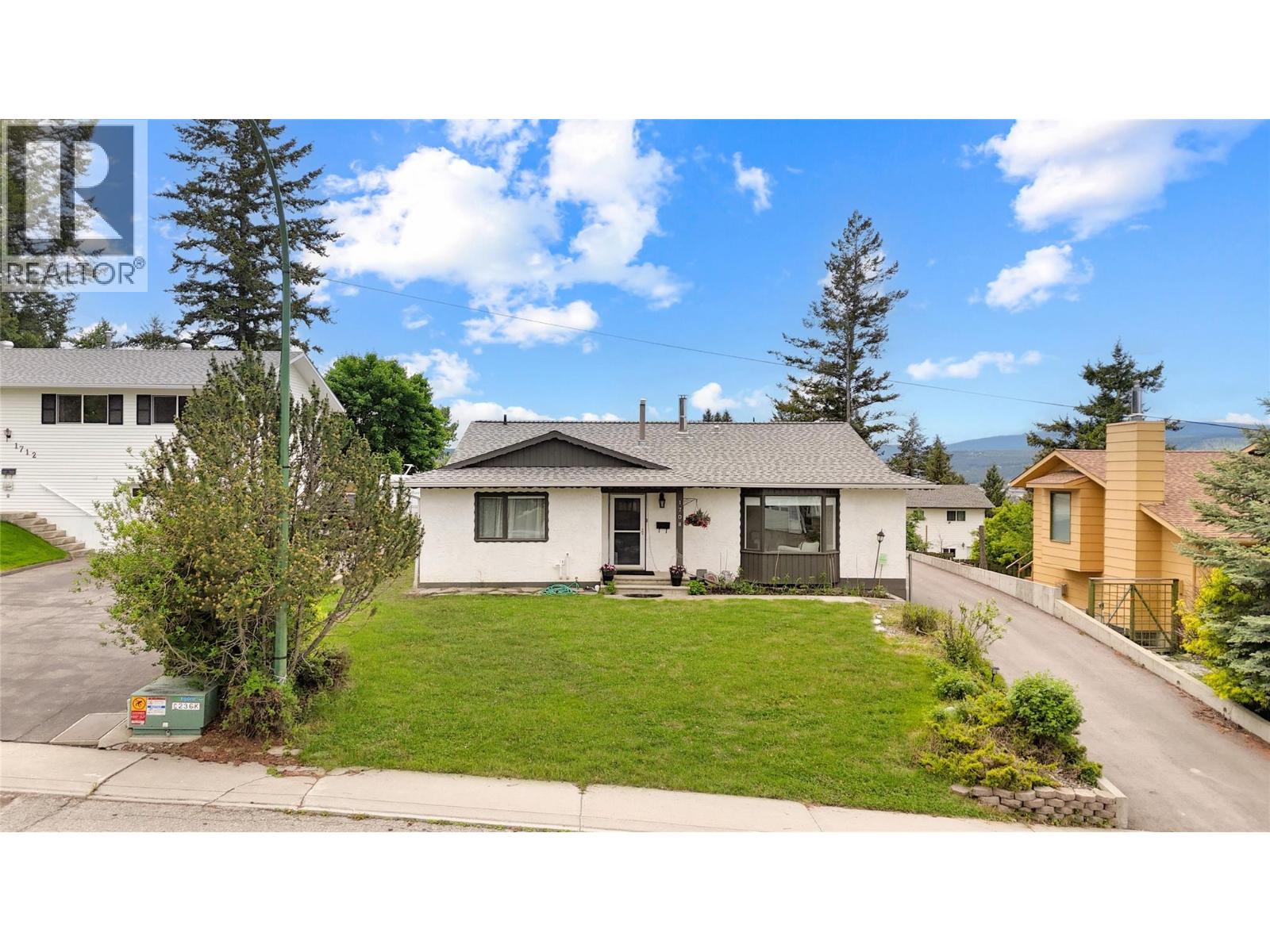 1708 MT NELSON Crescent