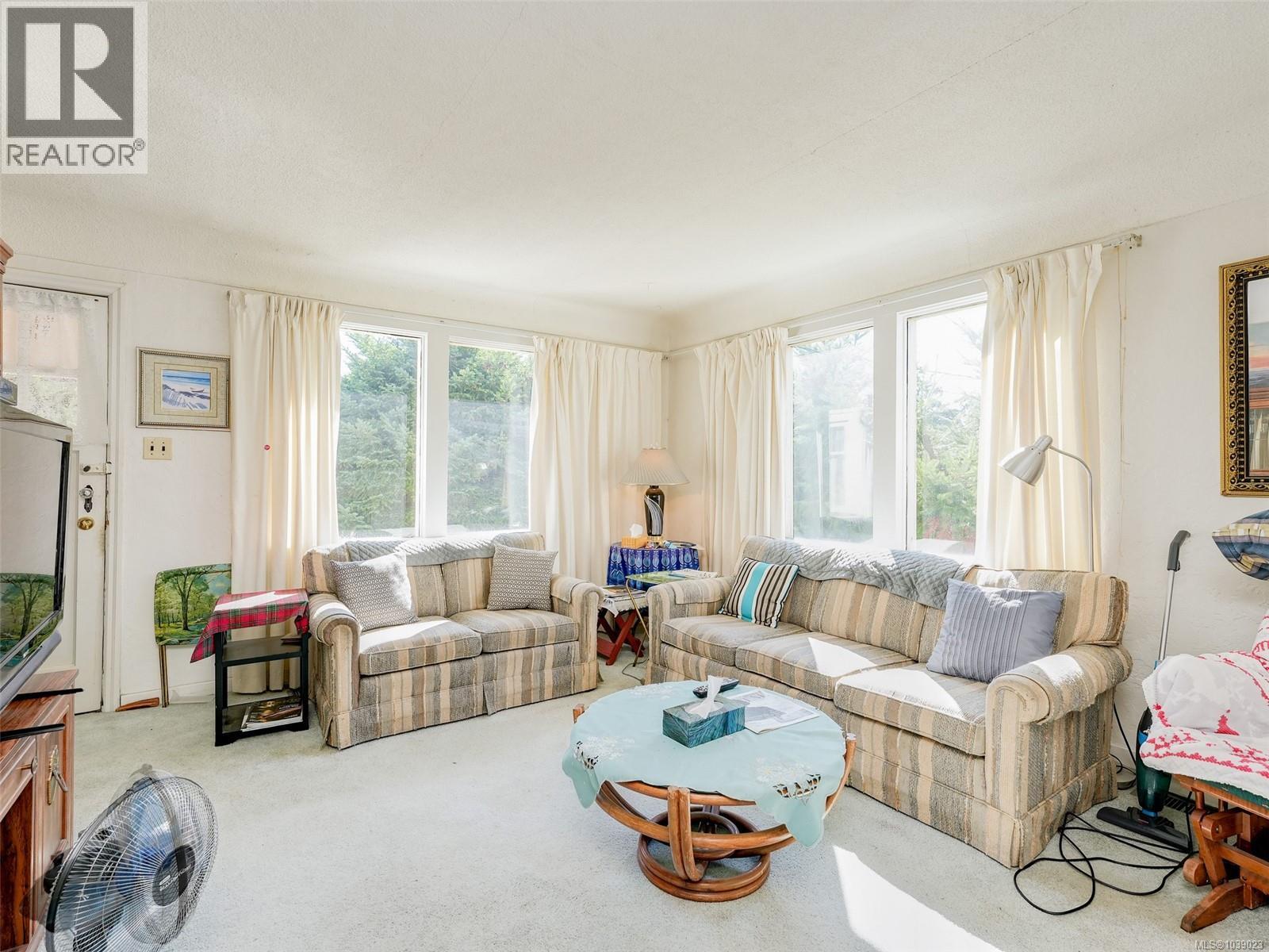 8 Camden Ave Property Photo 2