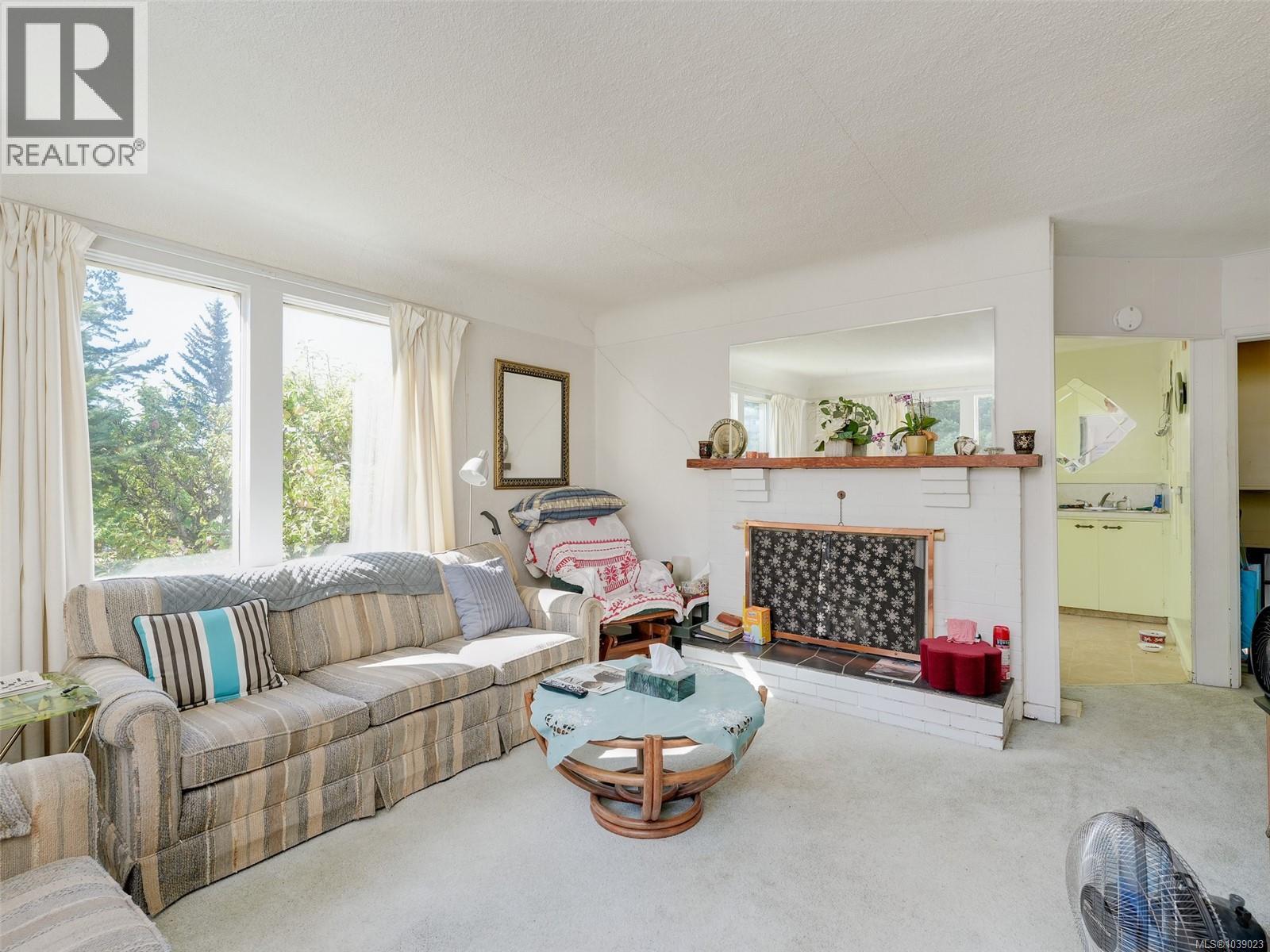 8 Camden Ave Property Photo 3