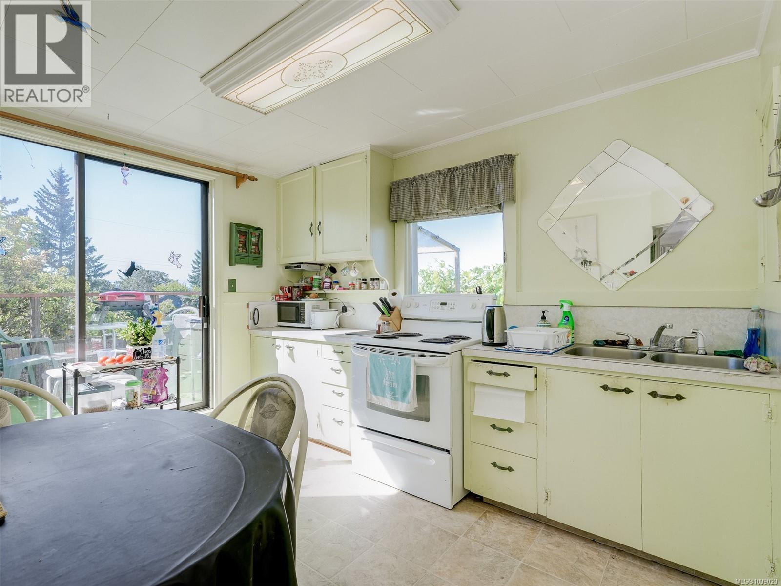 8 Camden Ave Property Photo 4