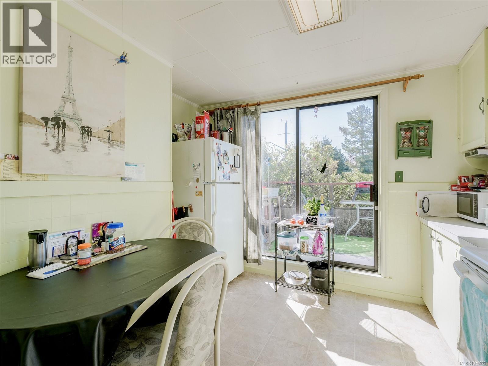 8 Camden Ave Property Photo 5