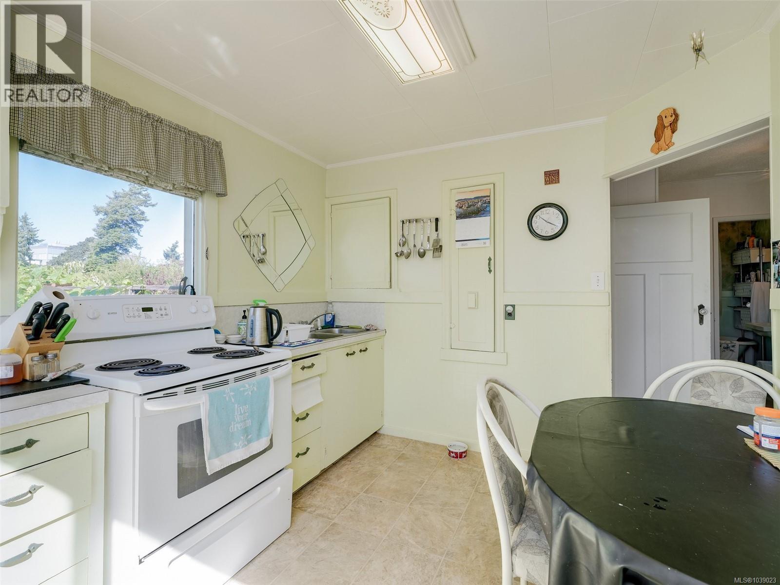 8 Camden Ave Property Photo 6