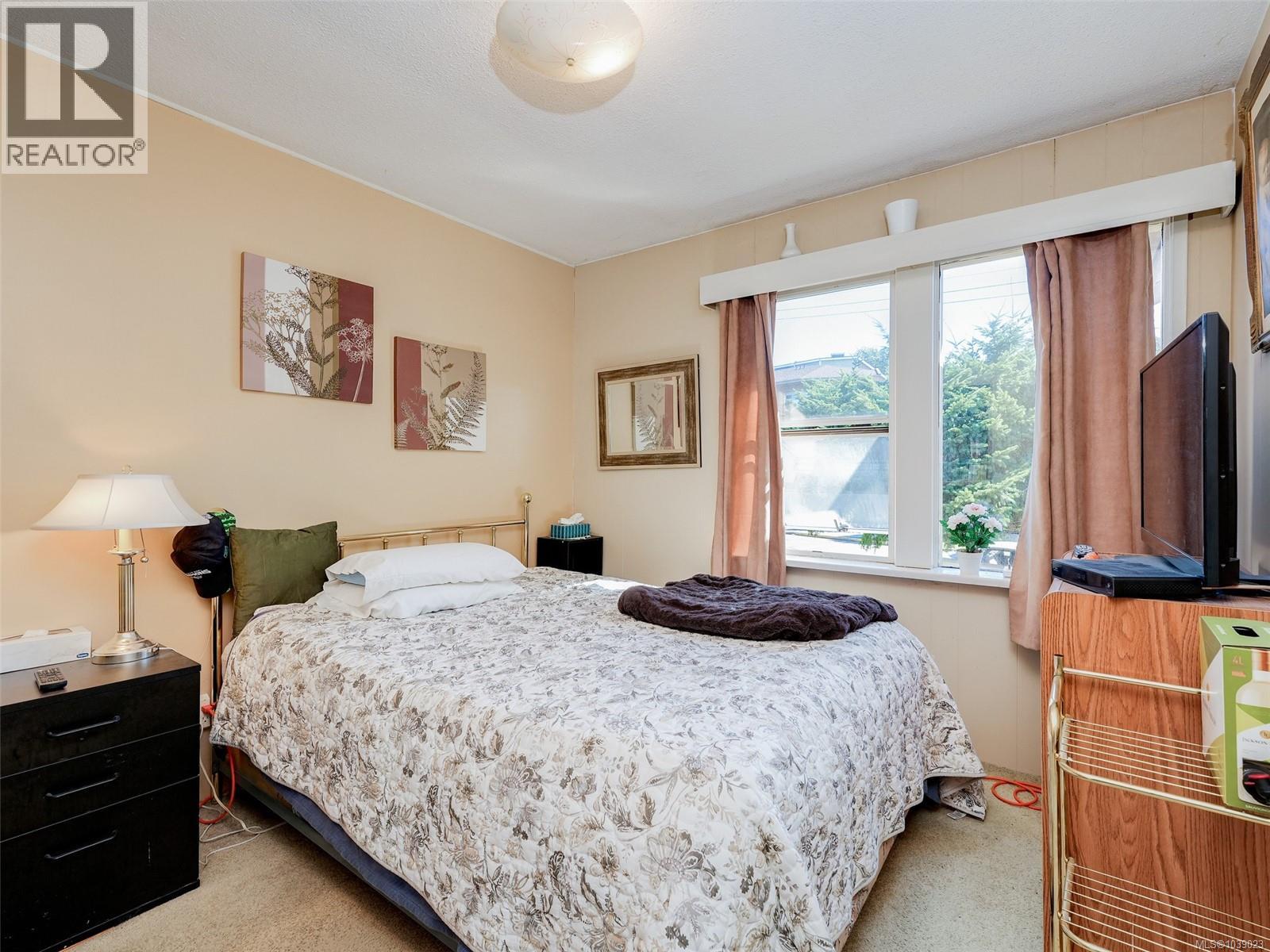 8 Camden Ave Property Photo 7