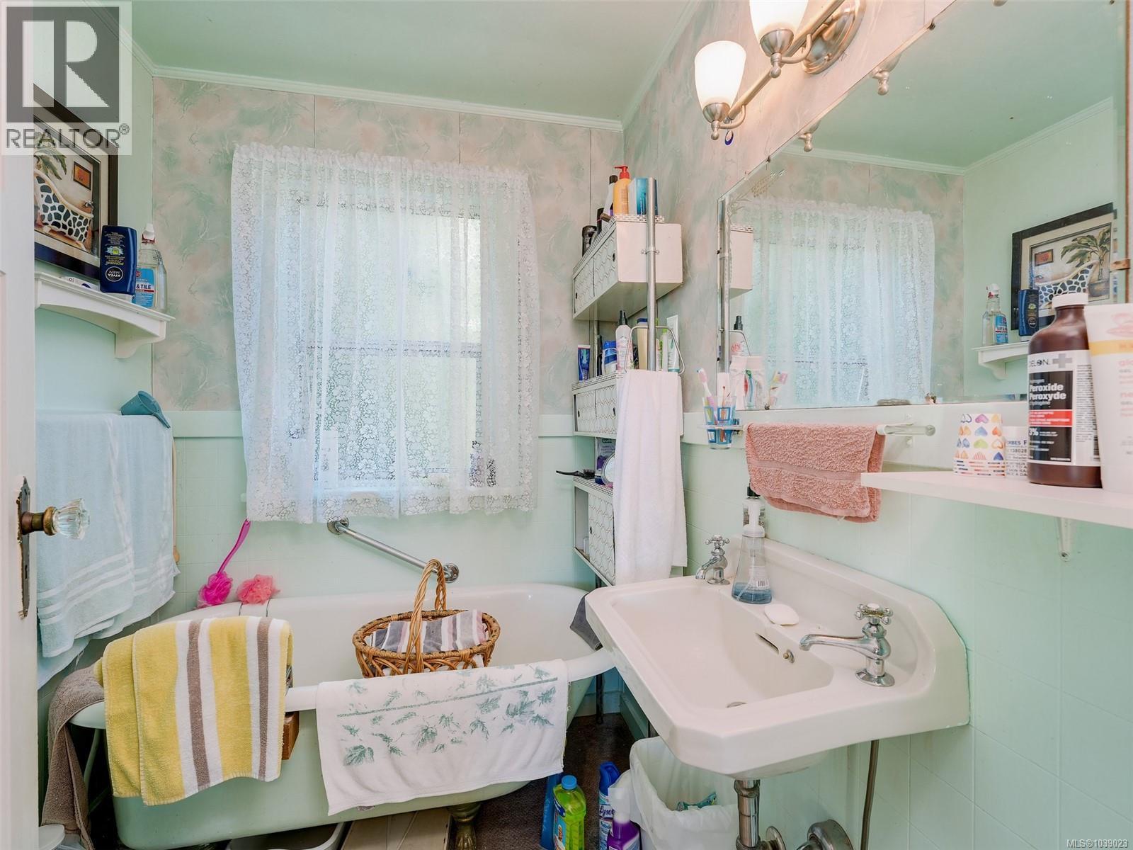 8 Camden Ave Property Photo 8