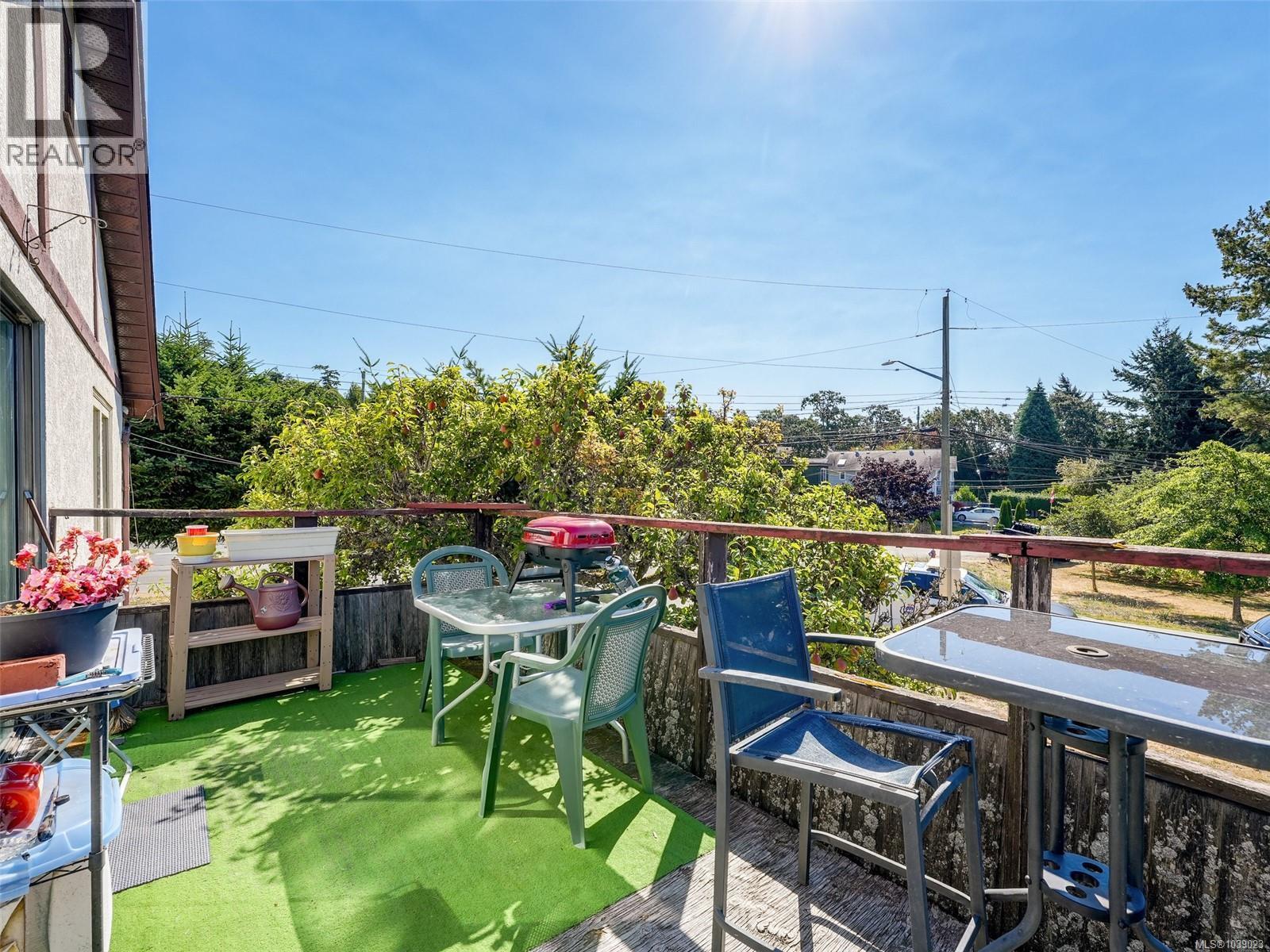 8 Camden Ave Property Photo 15