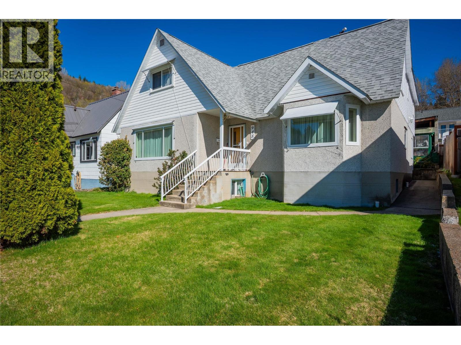 945 Thackeray Street Property Photo 1