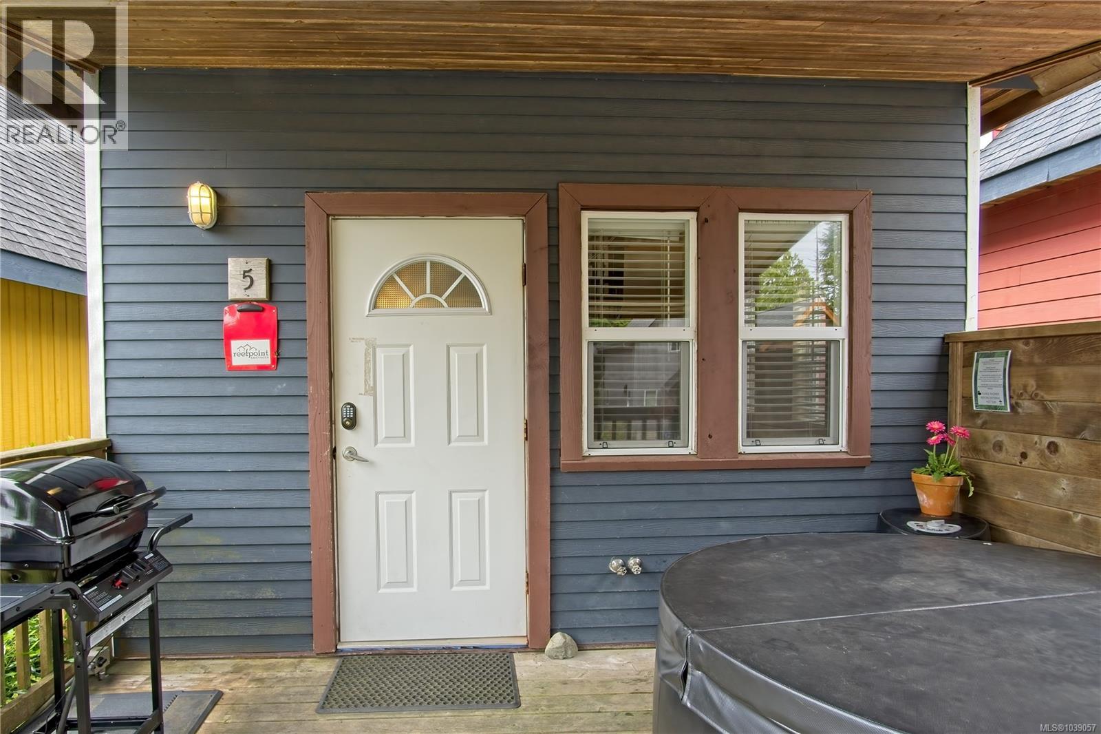 5 1028 Tyee Terr Property Photo 2
