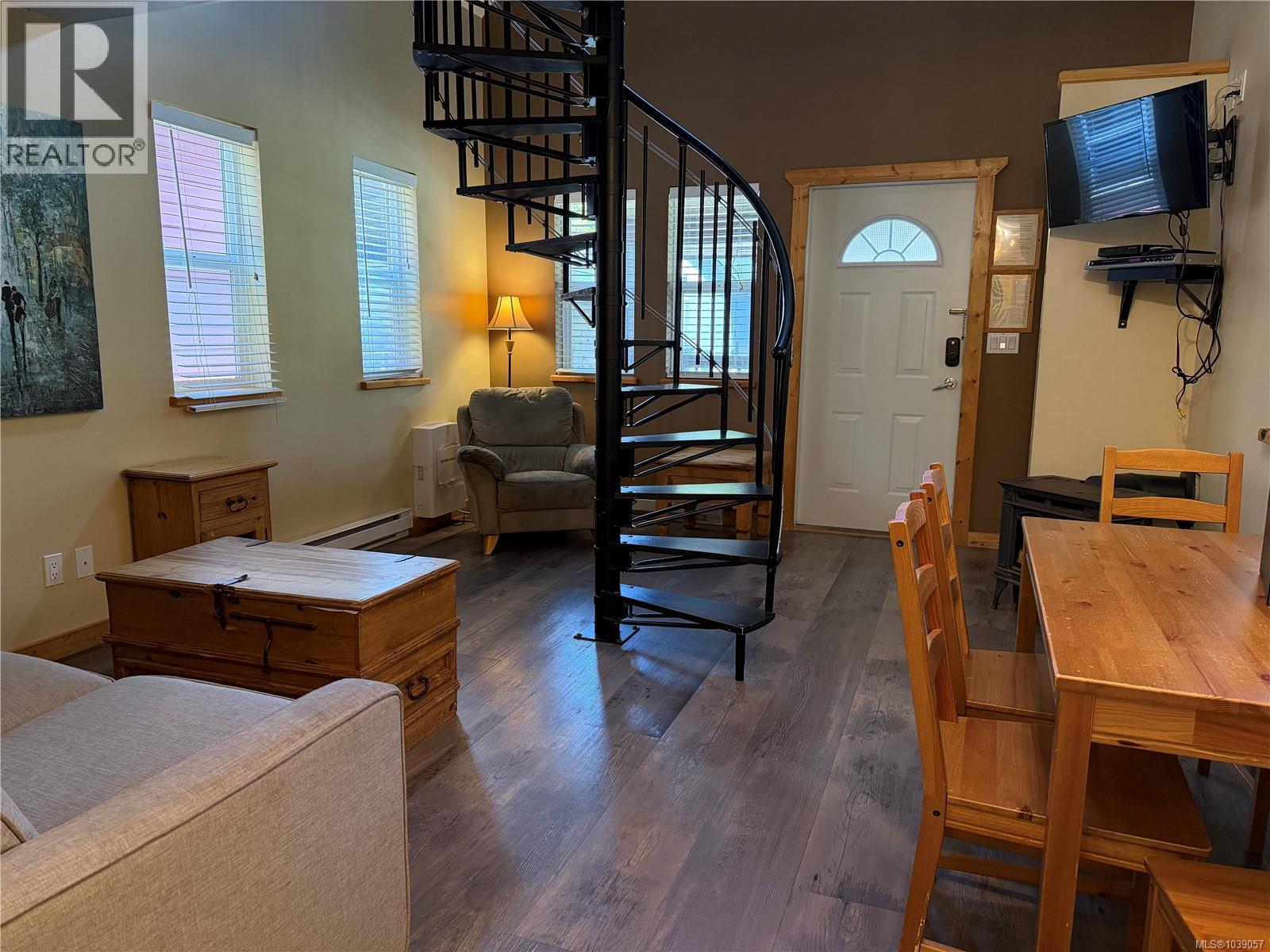 5 1028 Tyee Terr Property Photo 4
