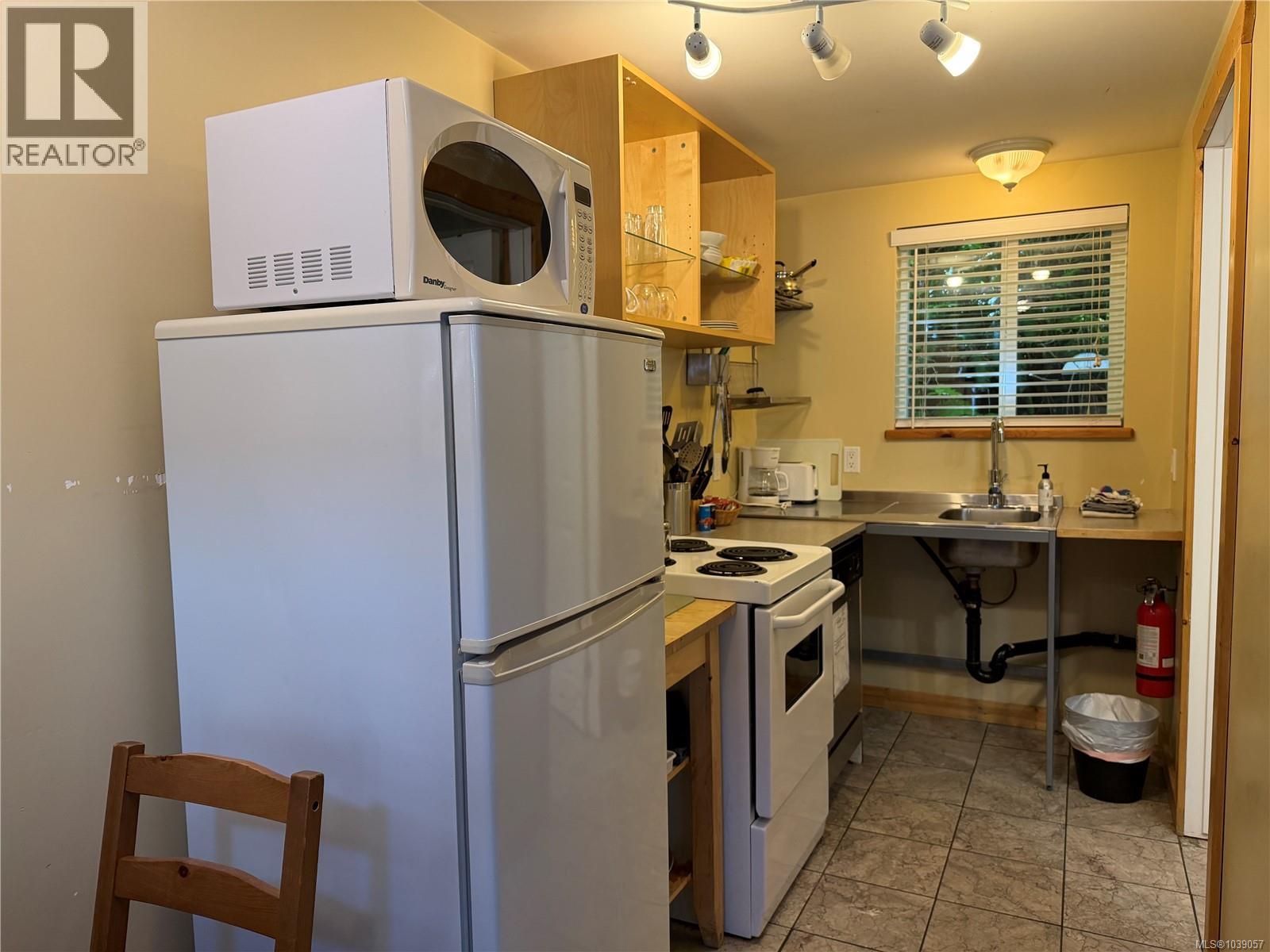 5 1028 Tyee Terr Property Photo 5