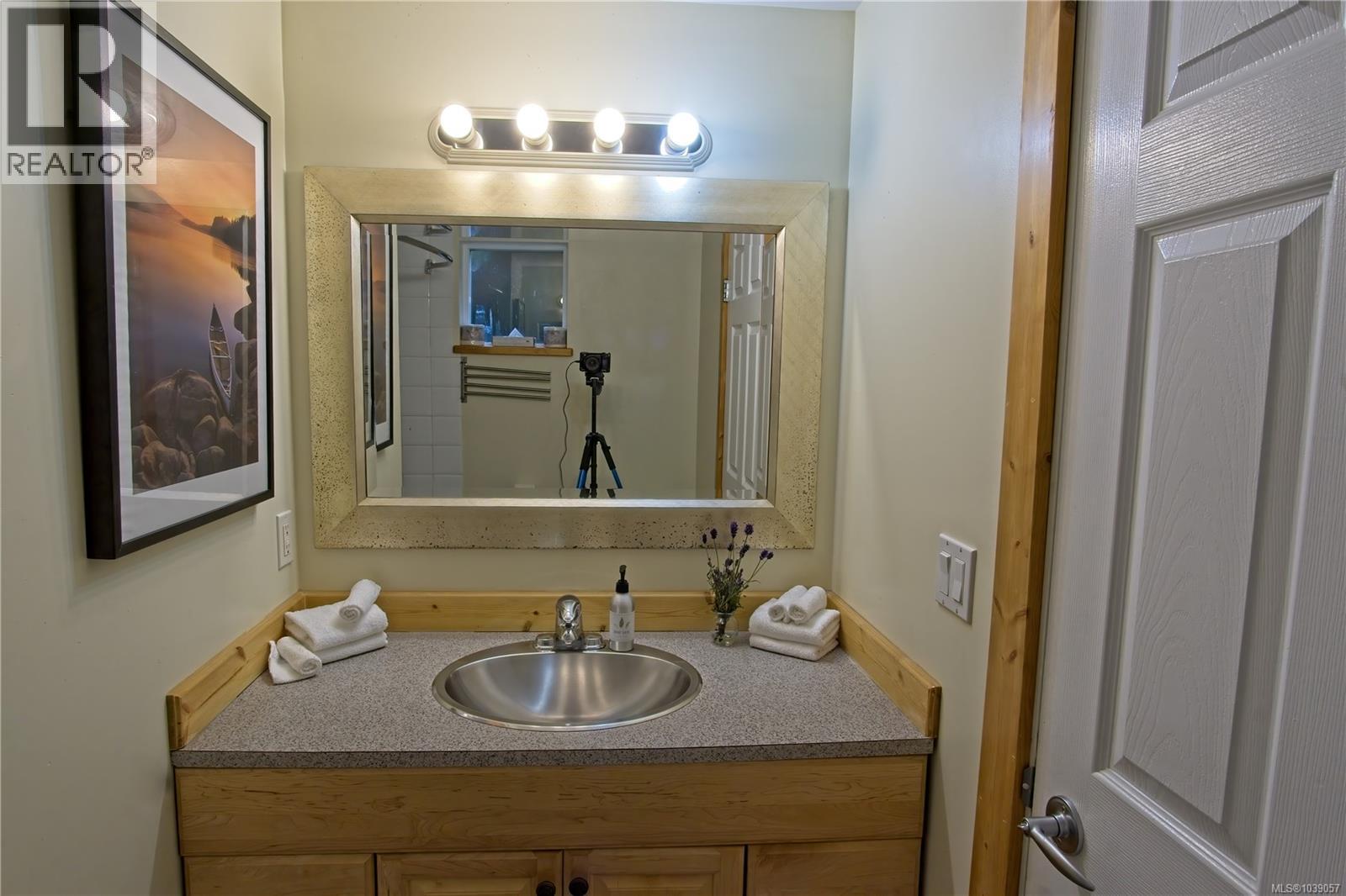 5 1028 Tyee Terr Property Photo 10