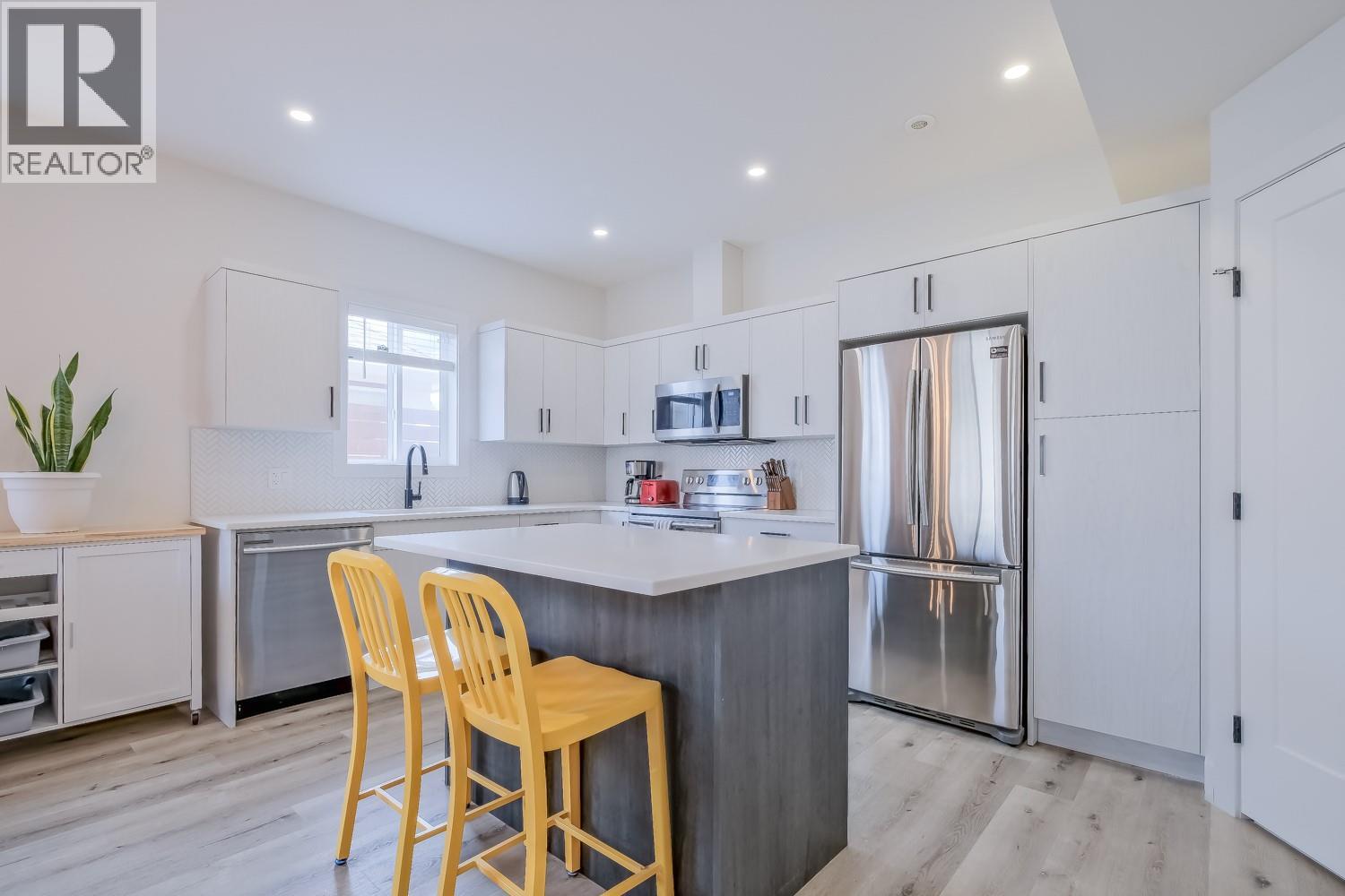 951 Stockwell Avenue Property Photo 3