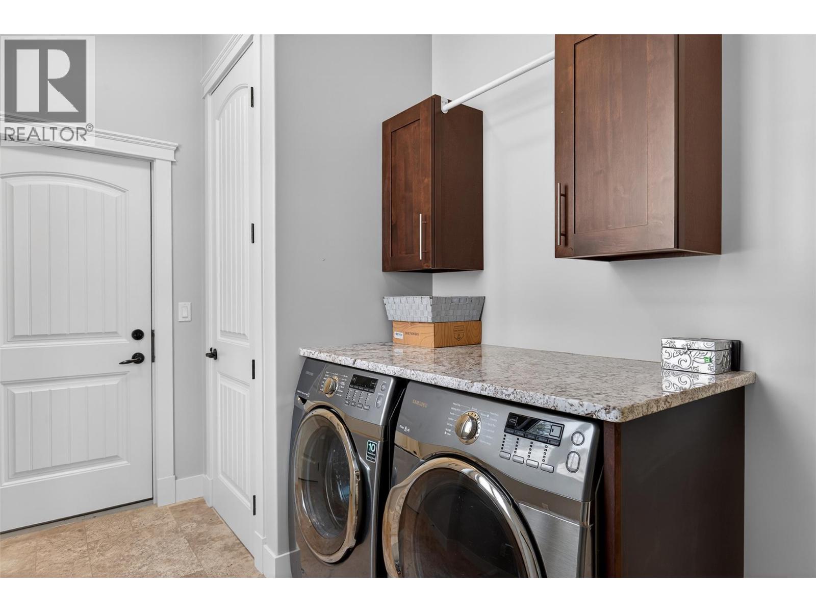 1086 Aurora Heights Property Photo 11