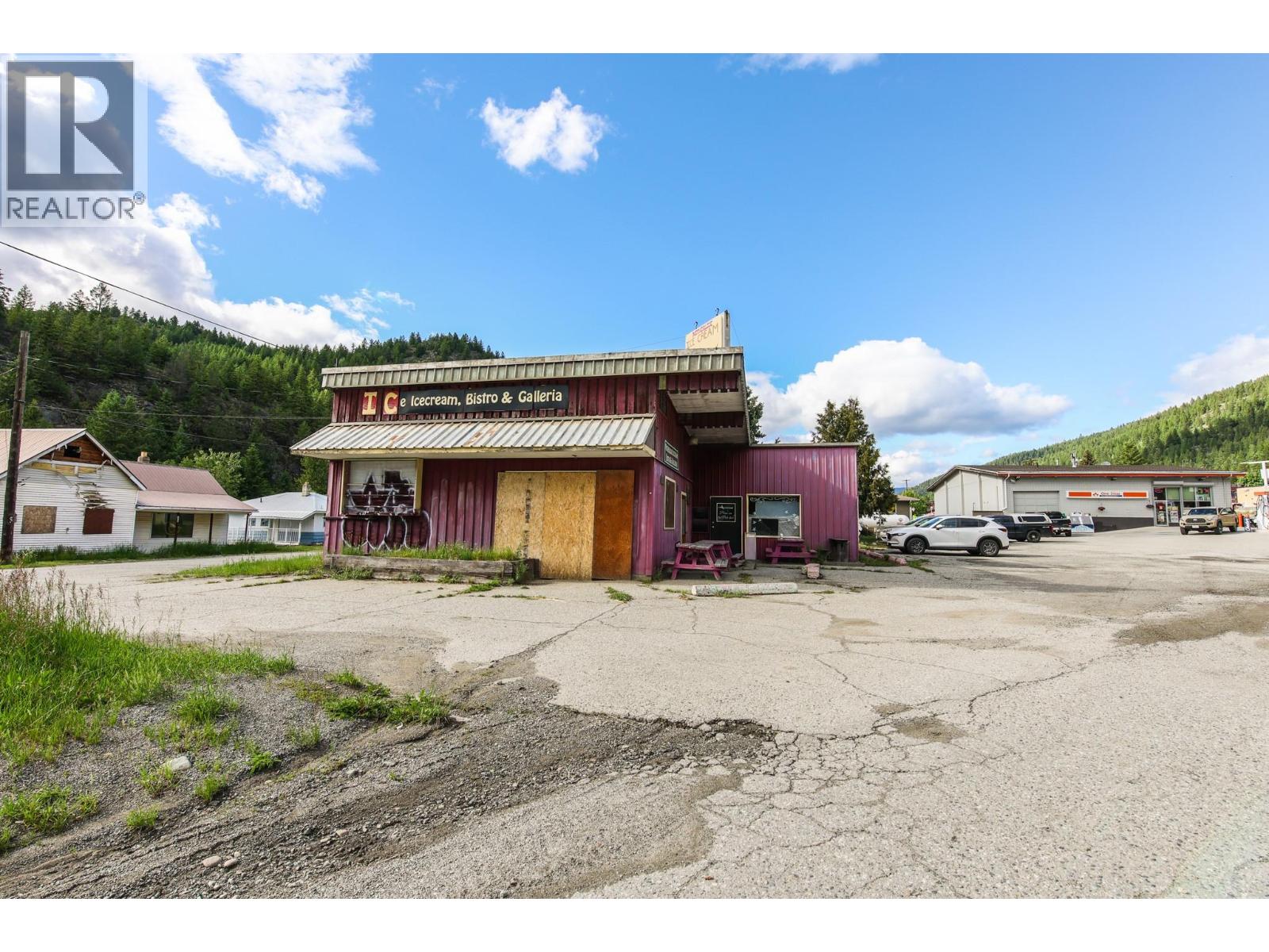 466 S Gold Avenue Property Photo 1