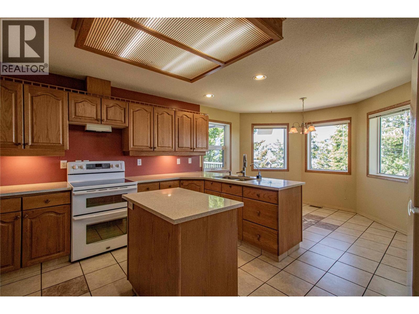 2263 Carmi Road Property Photo 12