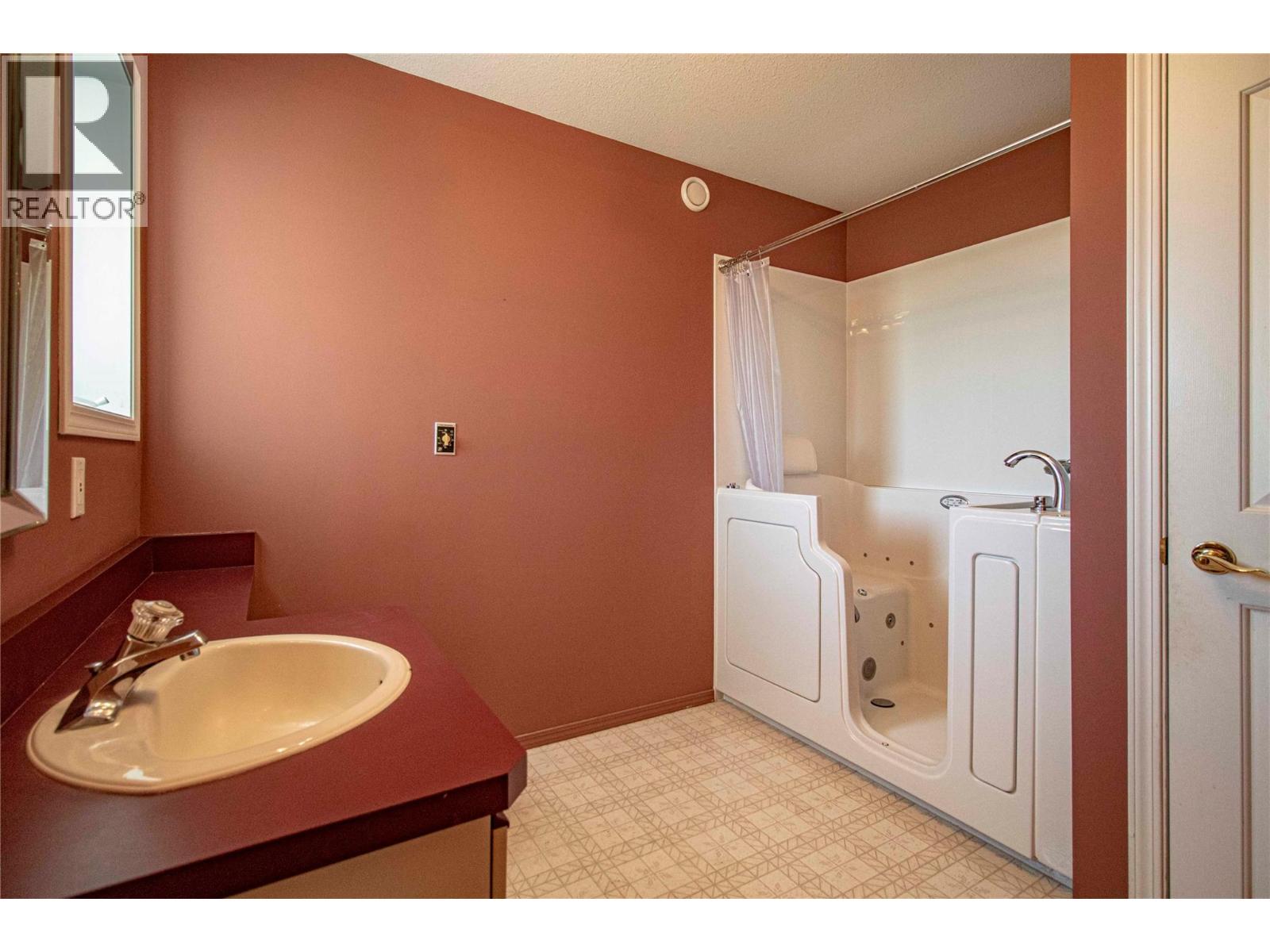 2263 Carmi Road Property Photo 21