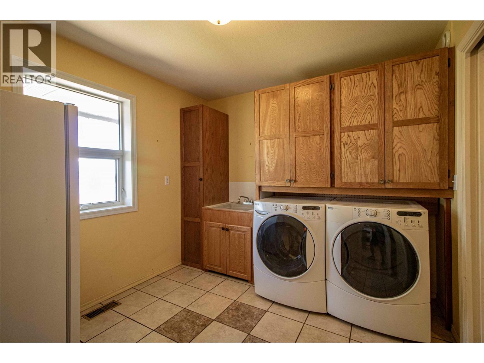2263 Carmi Road Property Photo 25