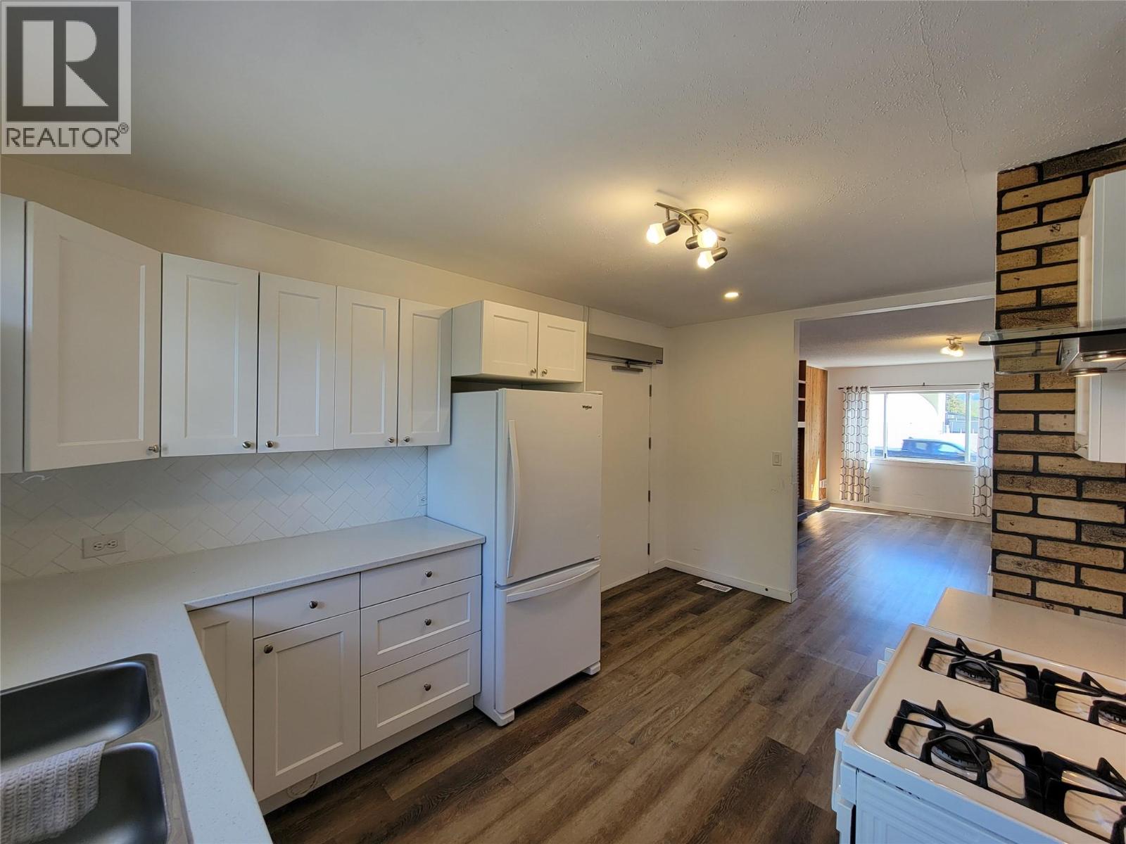 565 Eckhardt Avenue W Property Photo 6