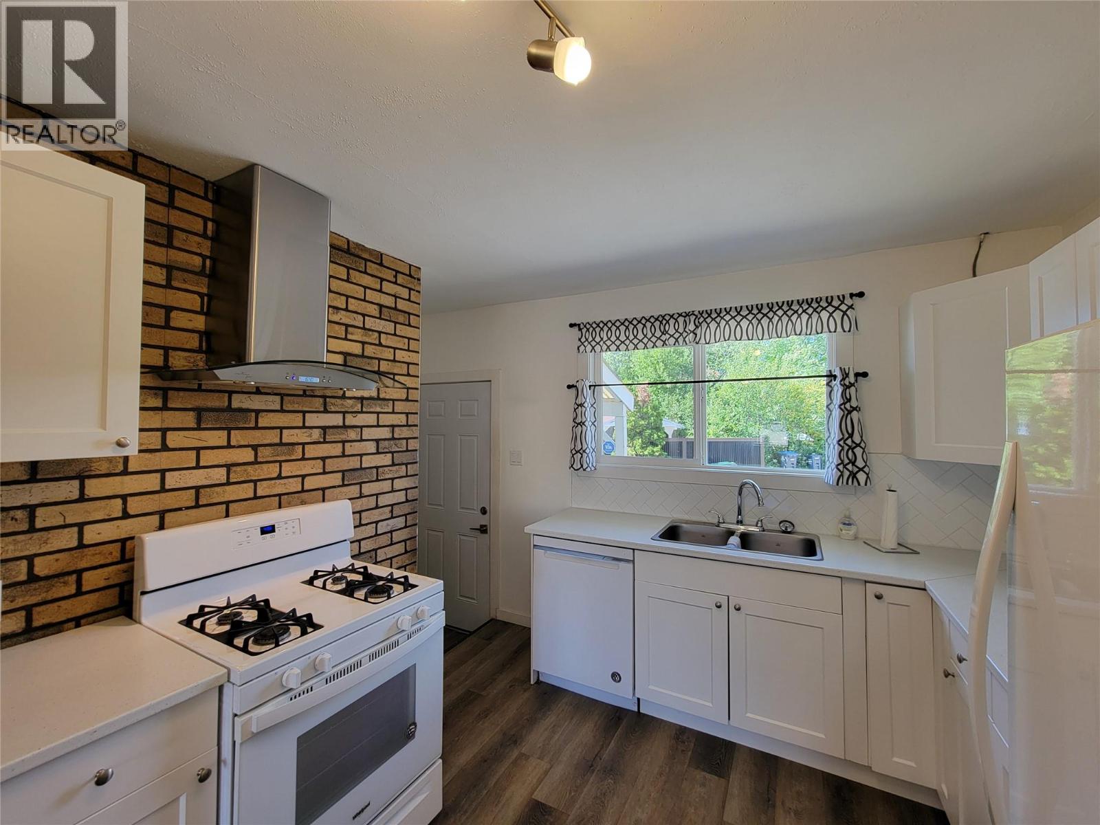 565 Eckhardt Avenue W Property Photo 7