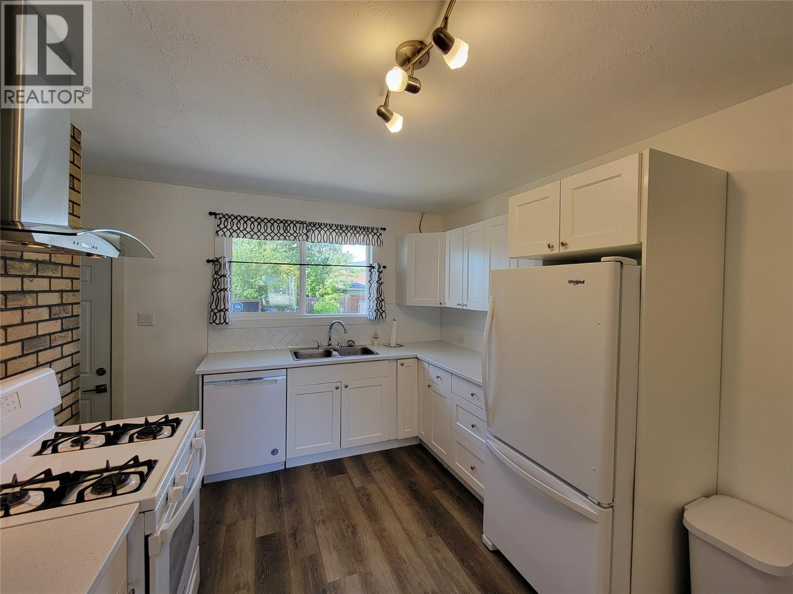 565 Eckhardt Avenue W Property Photo 8