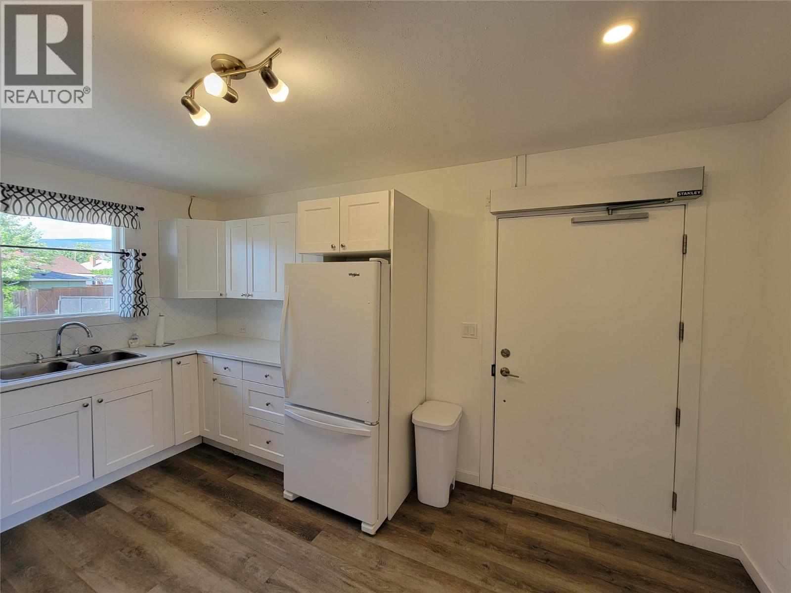 565 Eckhardt Avenue W Property Photo 9