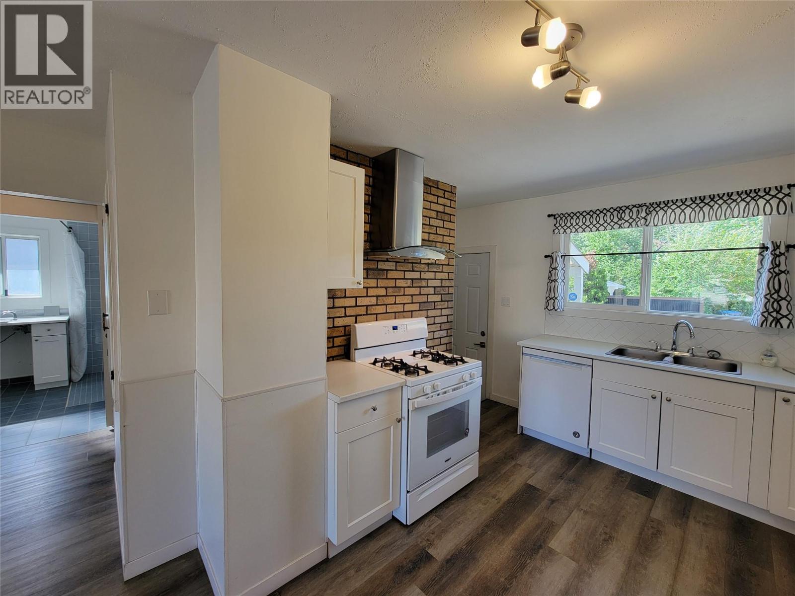 565 Eckhardt Avenue W Property Photo 10